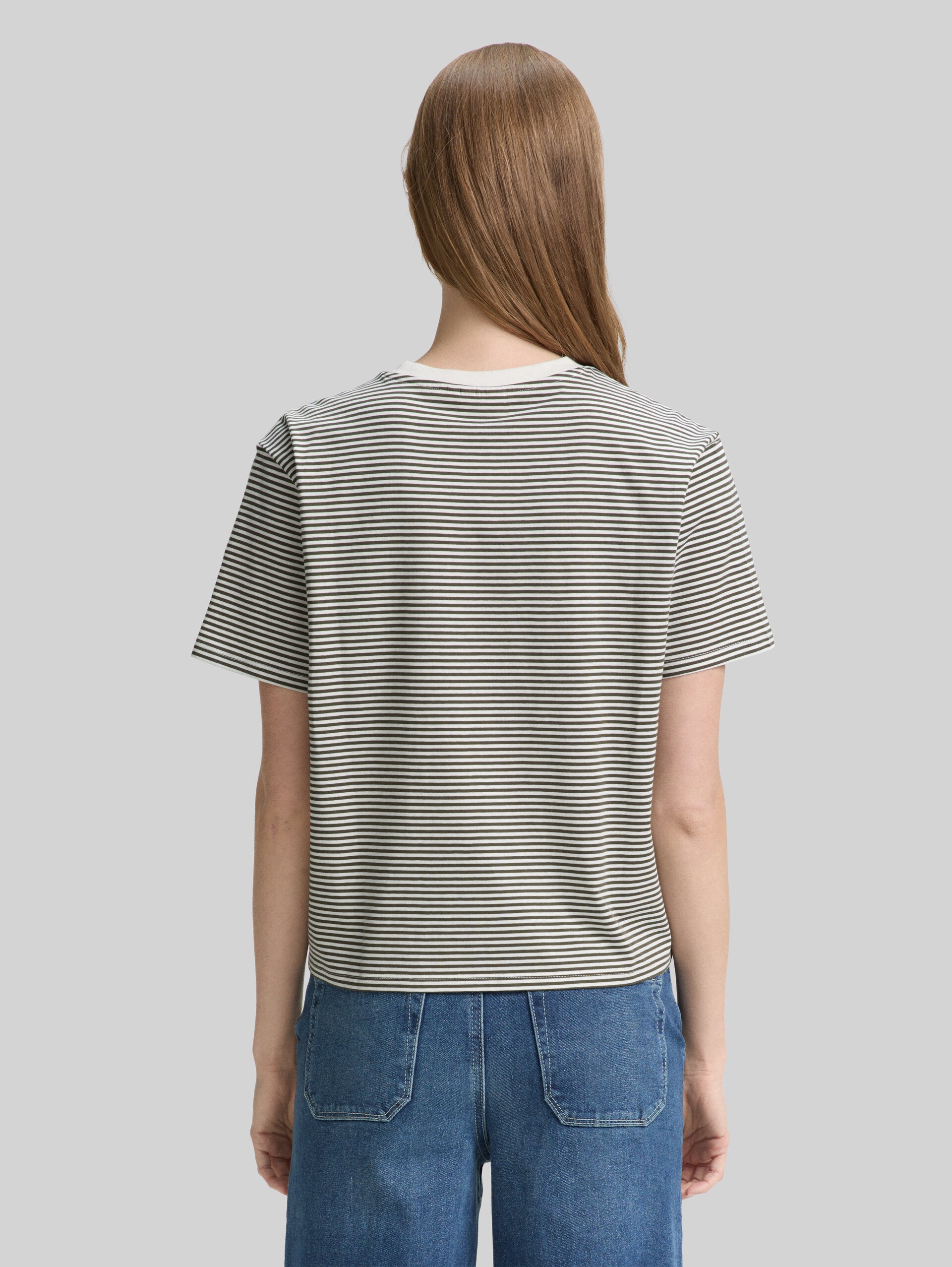 Boxy Fit T-shirt - small olive white stripe - Neckline model-back view