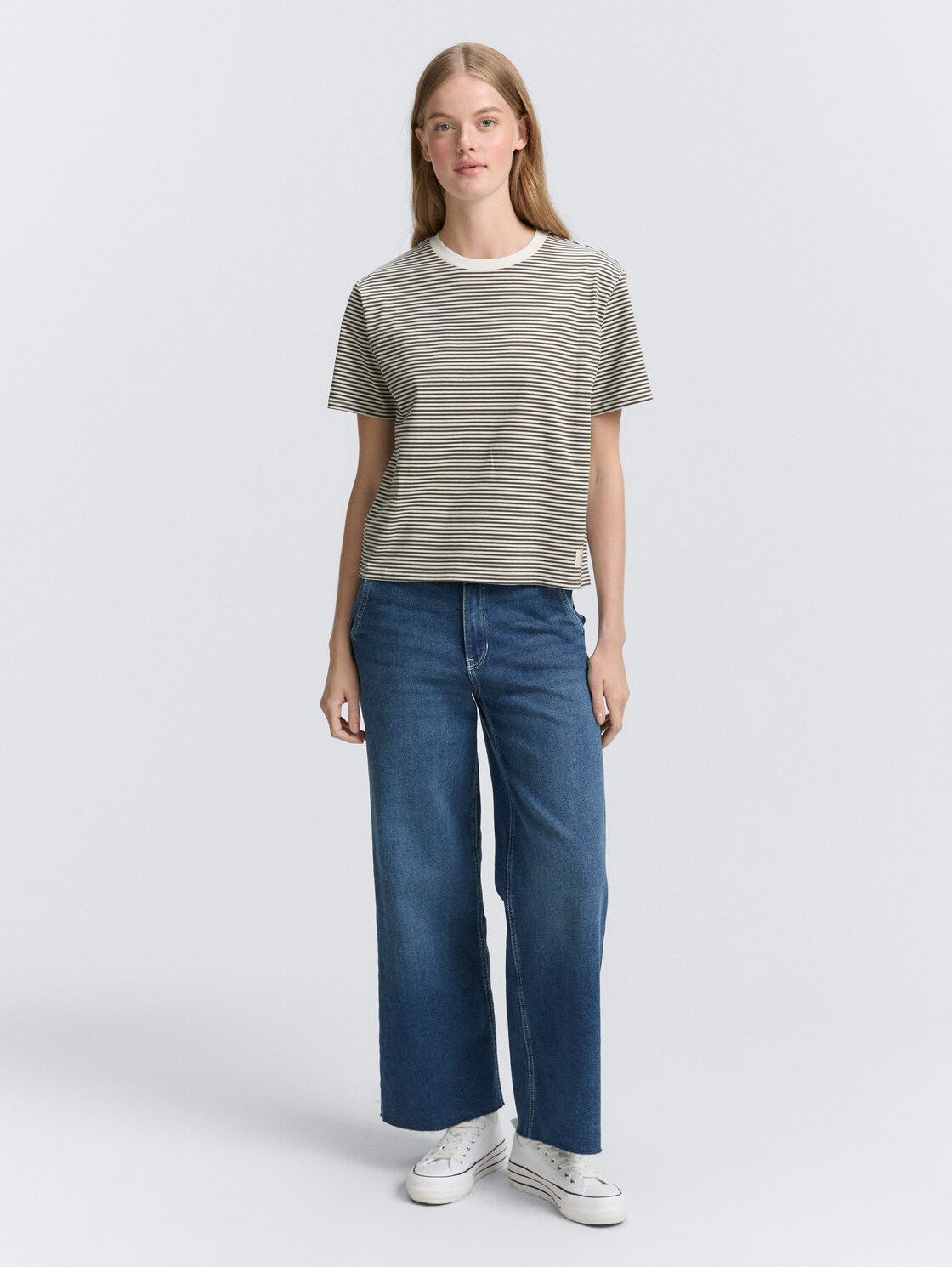 Boxy Fit T-Shirt - small olive white stripe - Model-Vorderansicht