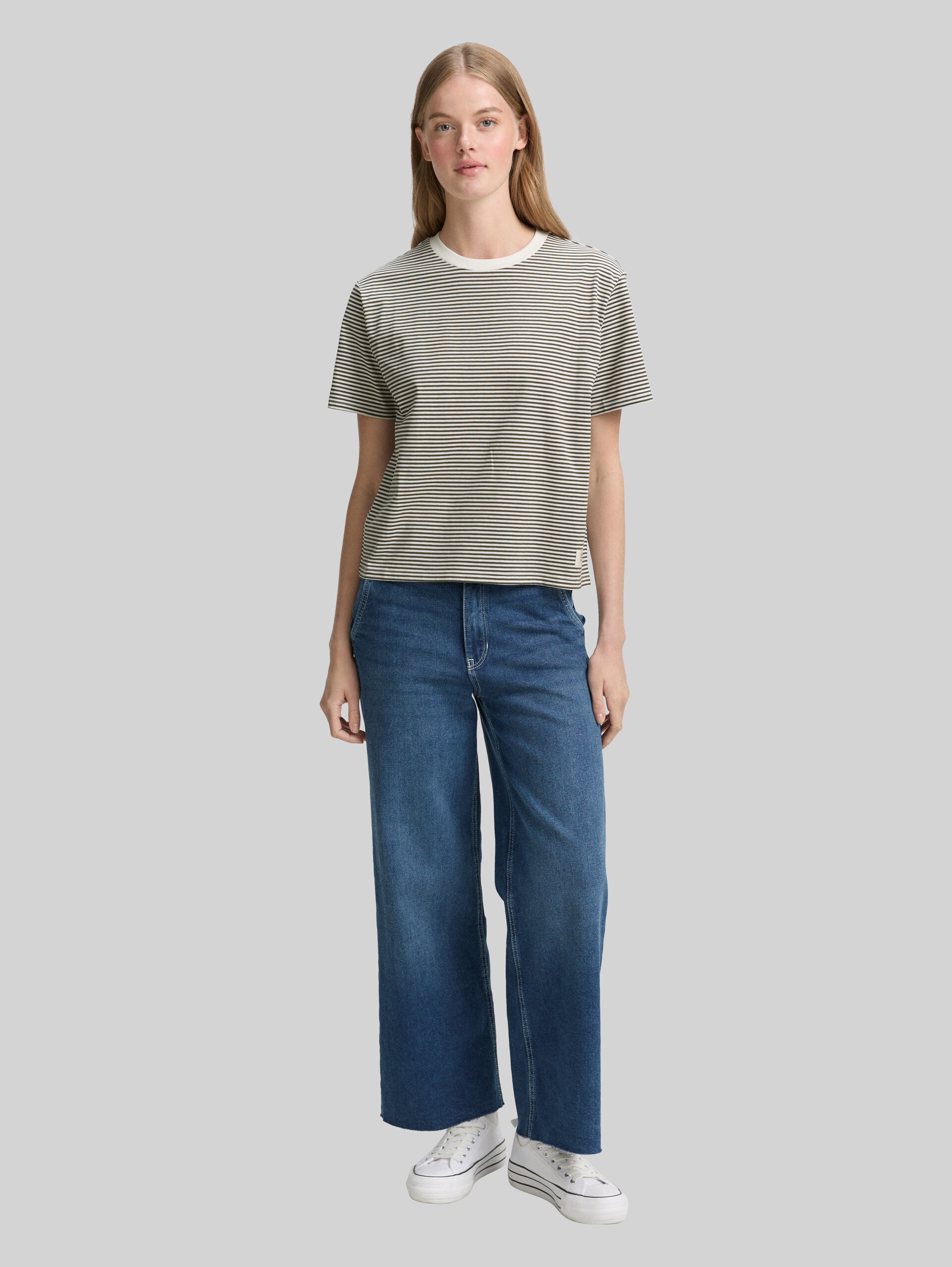 Boxy Fit T-shirt - small olive white stripe - Model front view