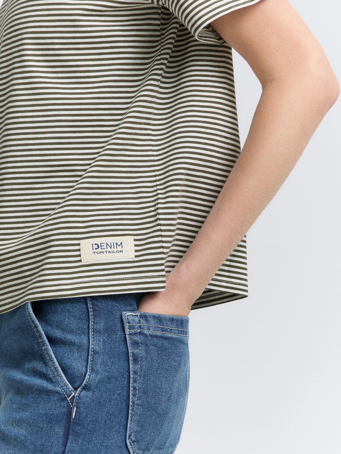 Boxy Fit T-Shirt - small olive white stripe - Detail-Model-Ansicht