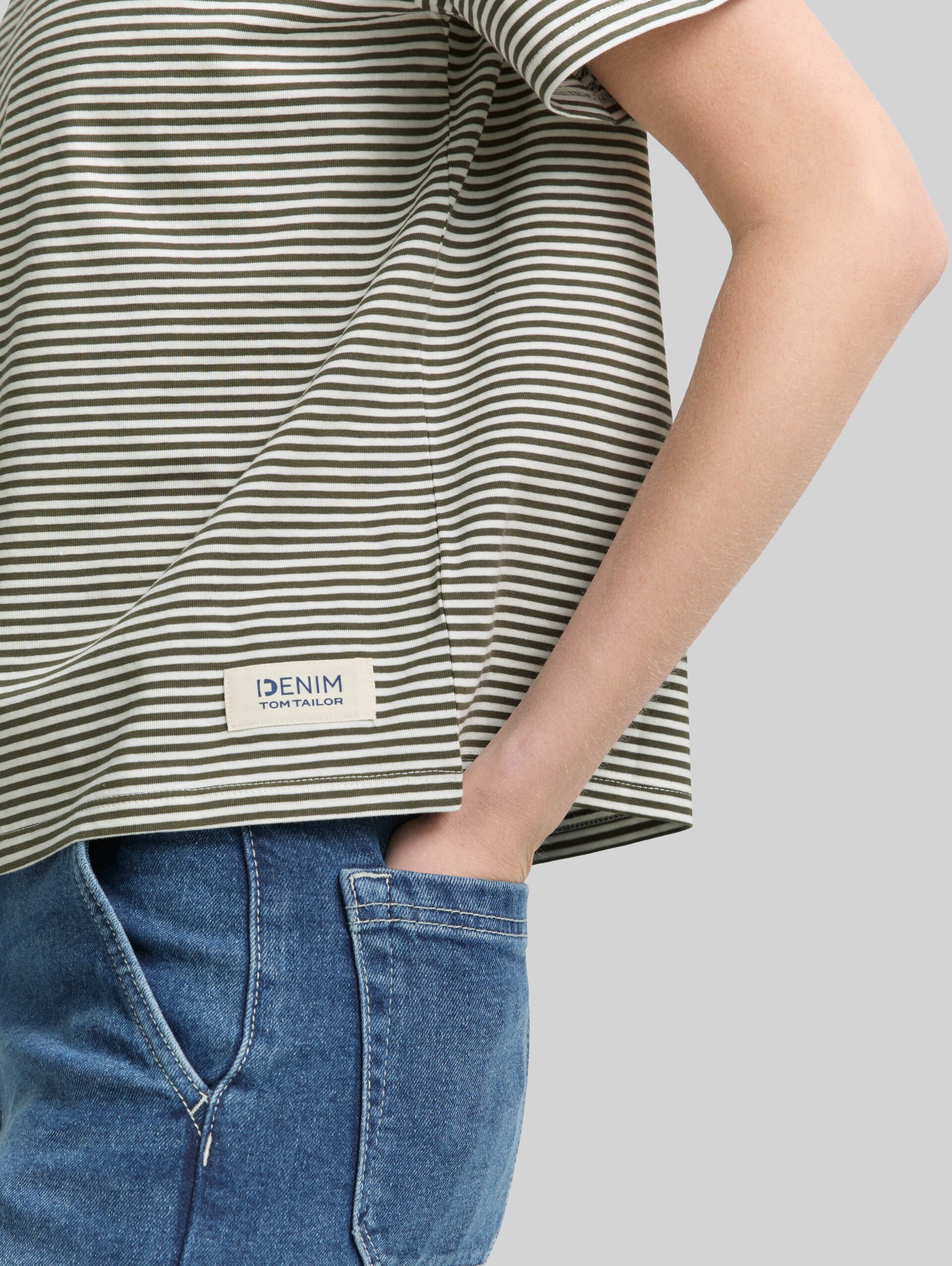 Boxy Fit T-shirt - small olive white stripe - Detail model view