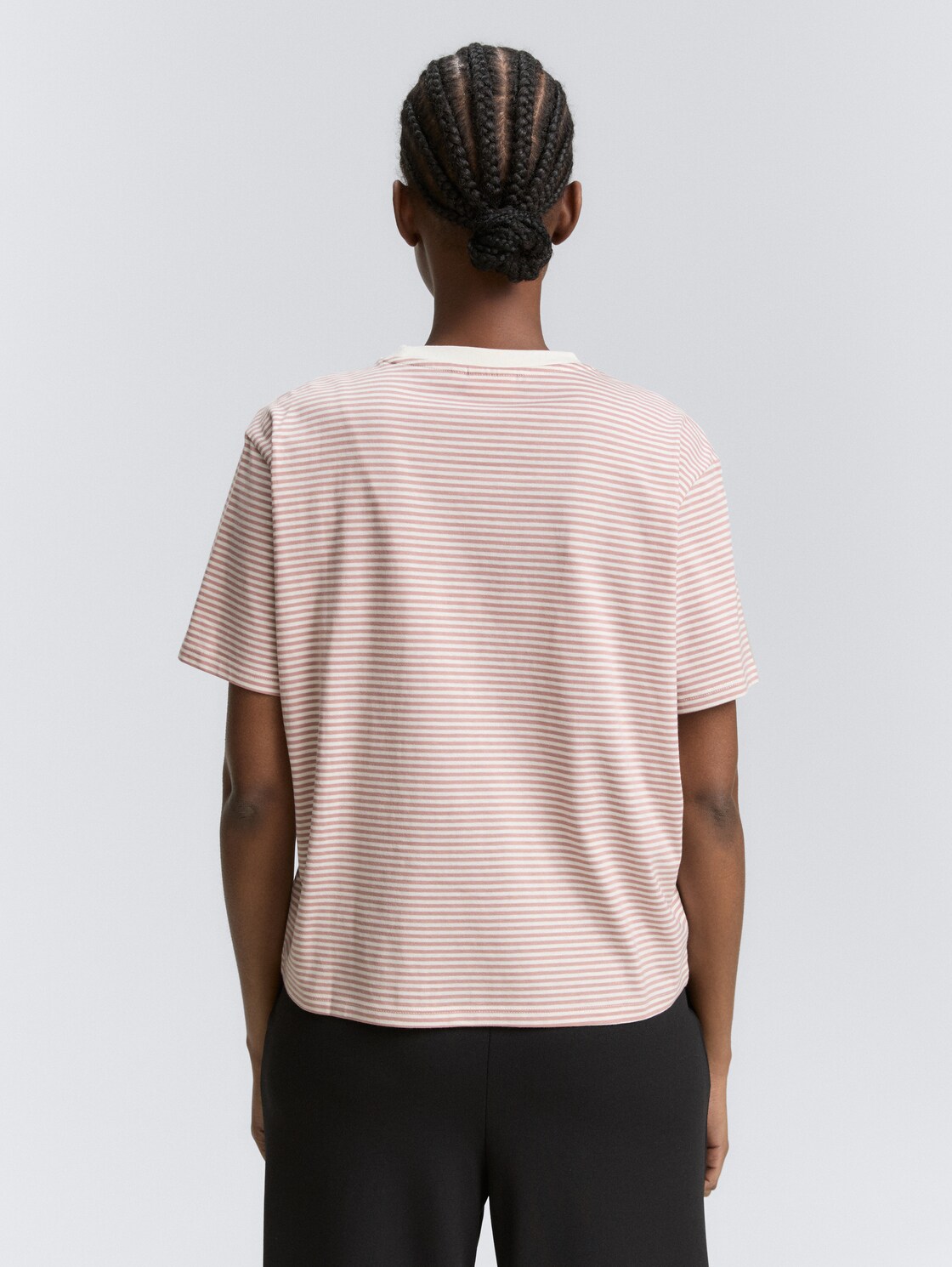 Boxy Fit T-Shirt - dusty rose white stripe - Auschnitt Model-Rückansicht