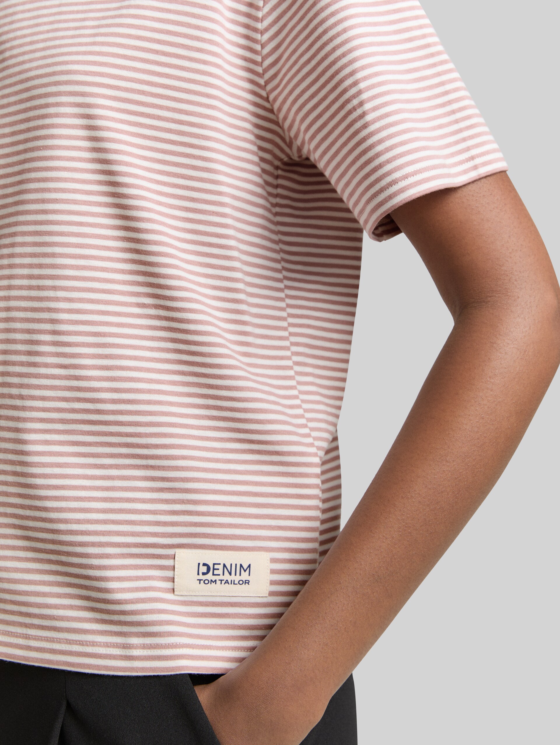 Boxy-fit T-shirt - dusty rose white stripe - Detail model view