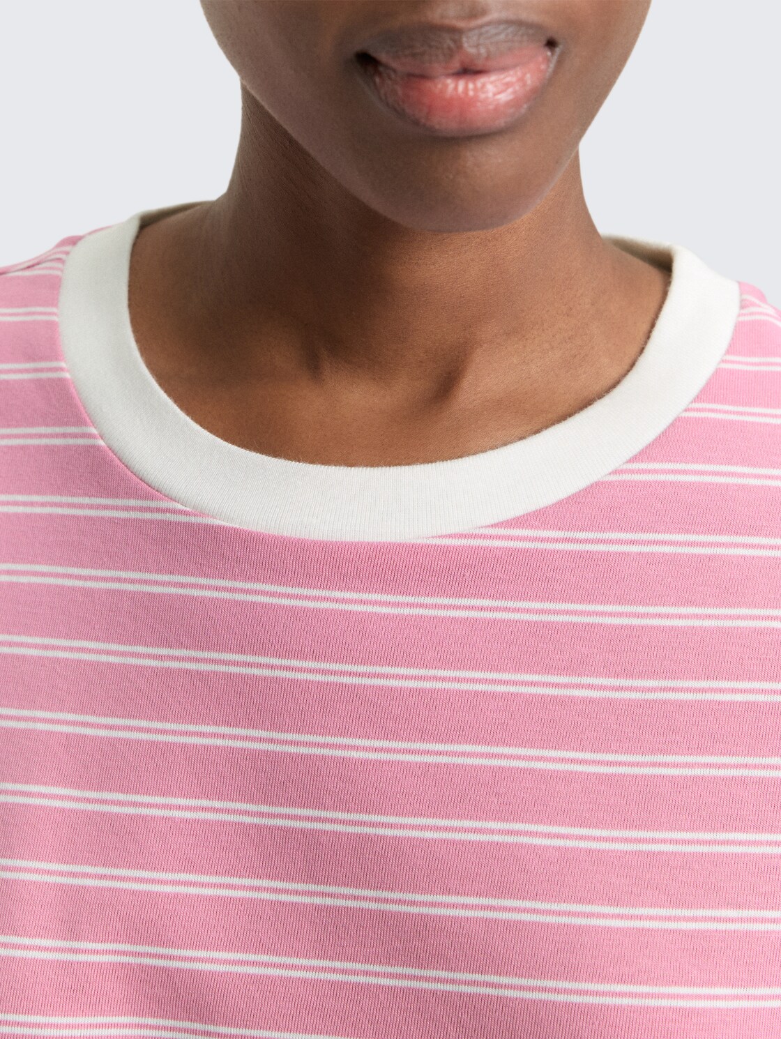 Boxy Fit T-Shirt - soft blush irregular stripe - Detail-Model-Ansicht