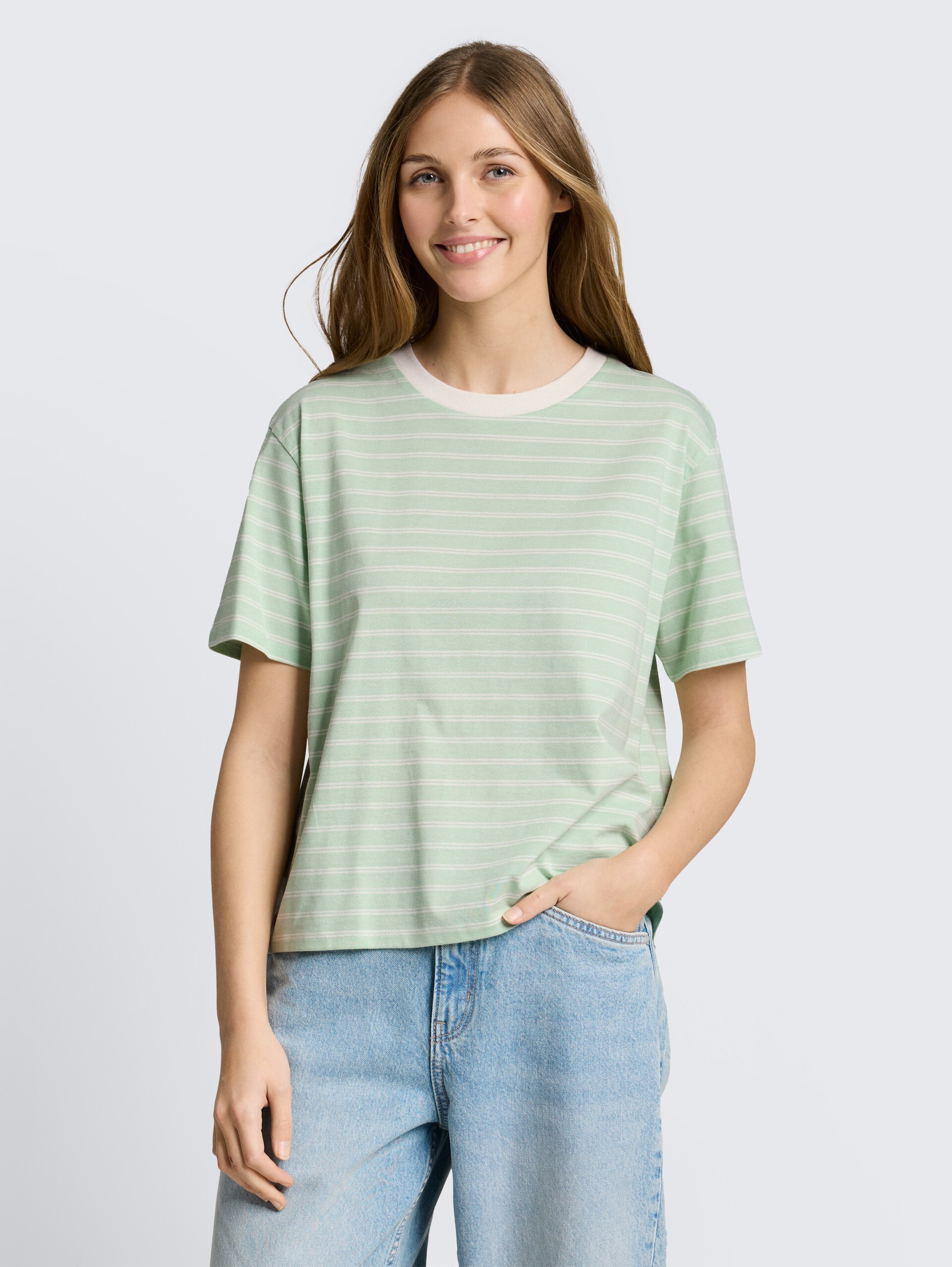 Boxy Fit T-Shirt - matcha green irregular stripe - Ausschnitt Model-Vorderansicht