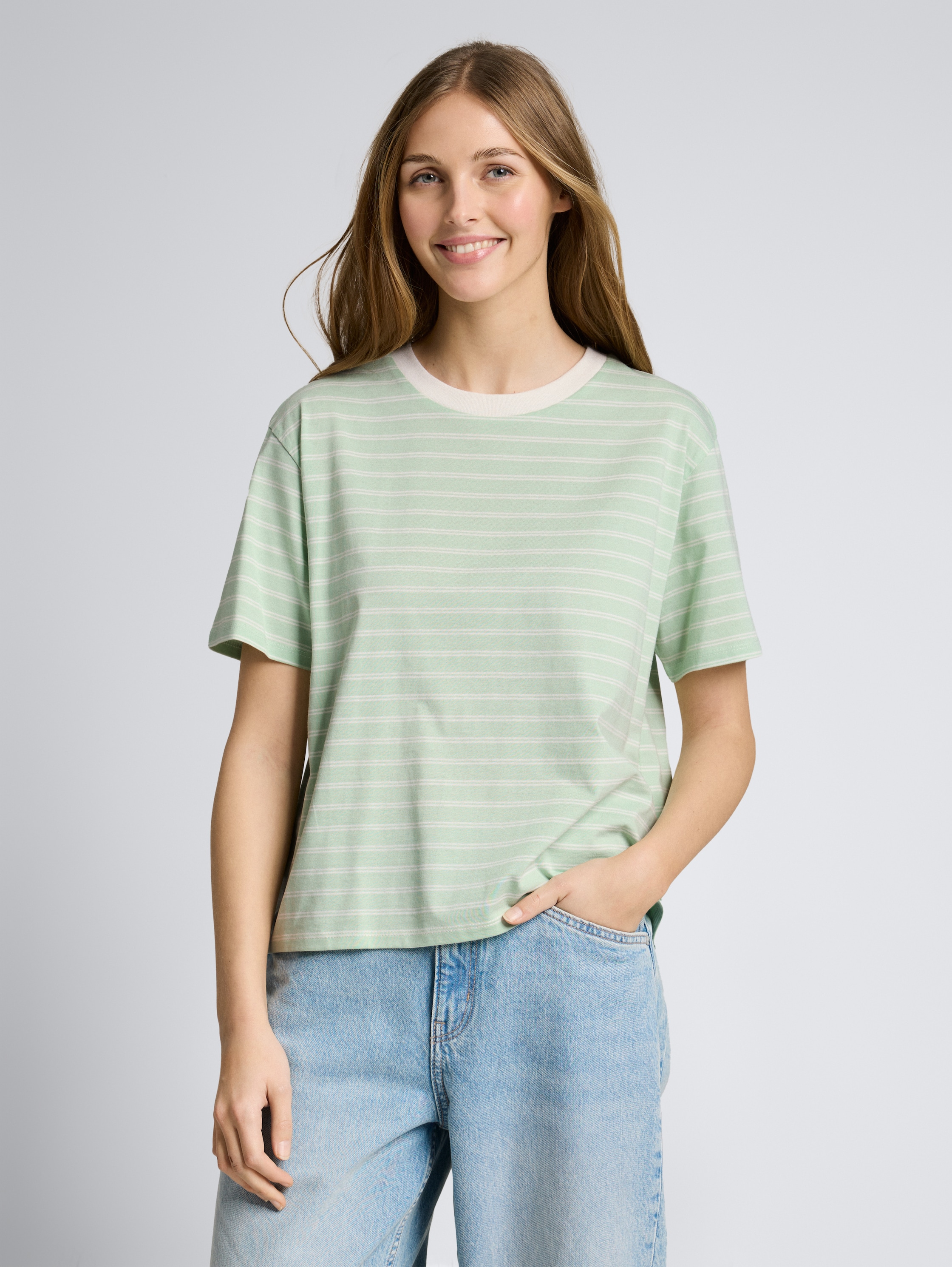 Boxy Fit T-shirt - matcha green irregular stripe - Nek model vooraanzicht
