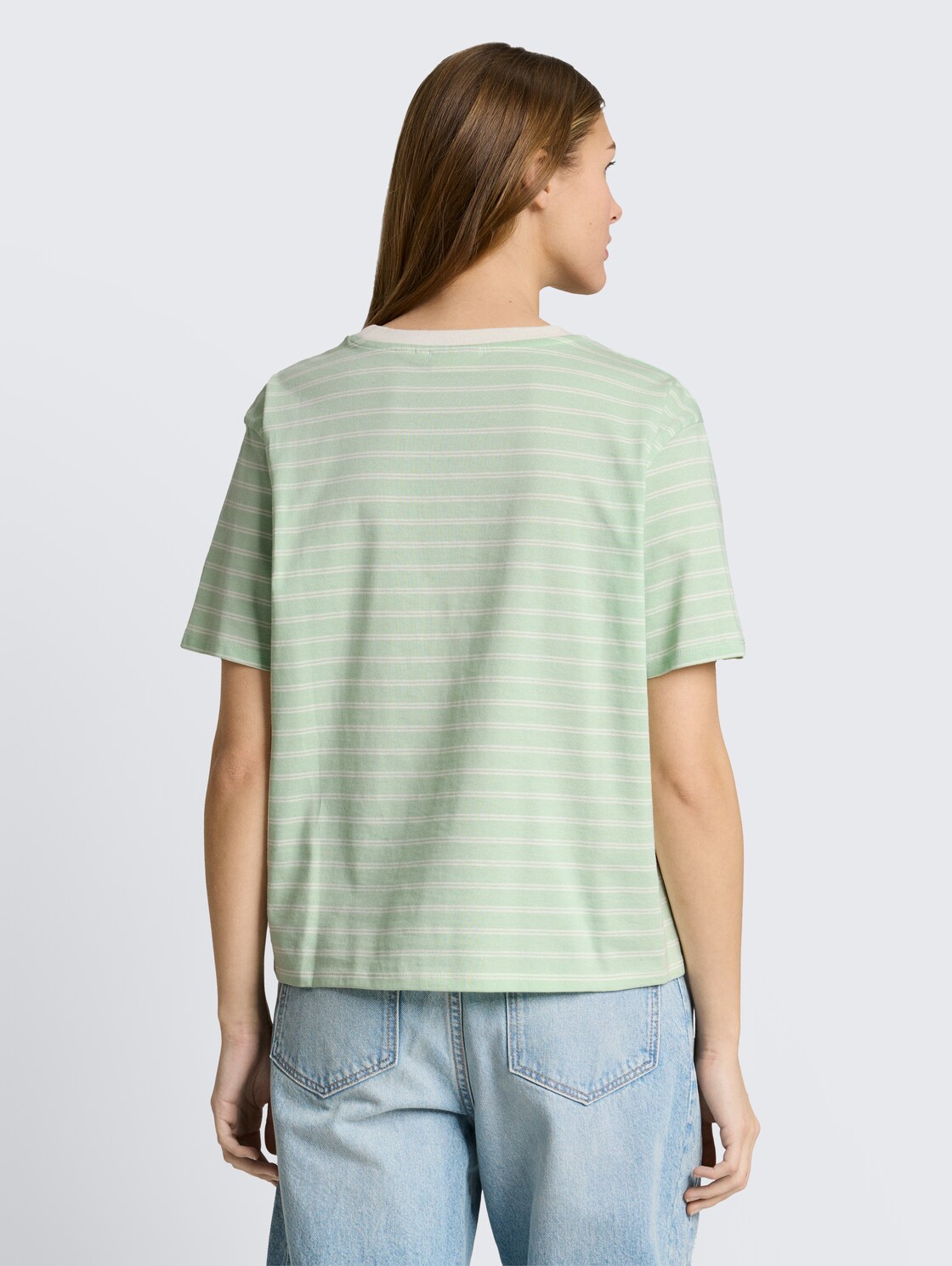 Boxy Fit T-Shirt - matcha green irregular stripe - Auschnitt Model-Rückansicht
