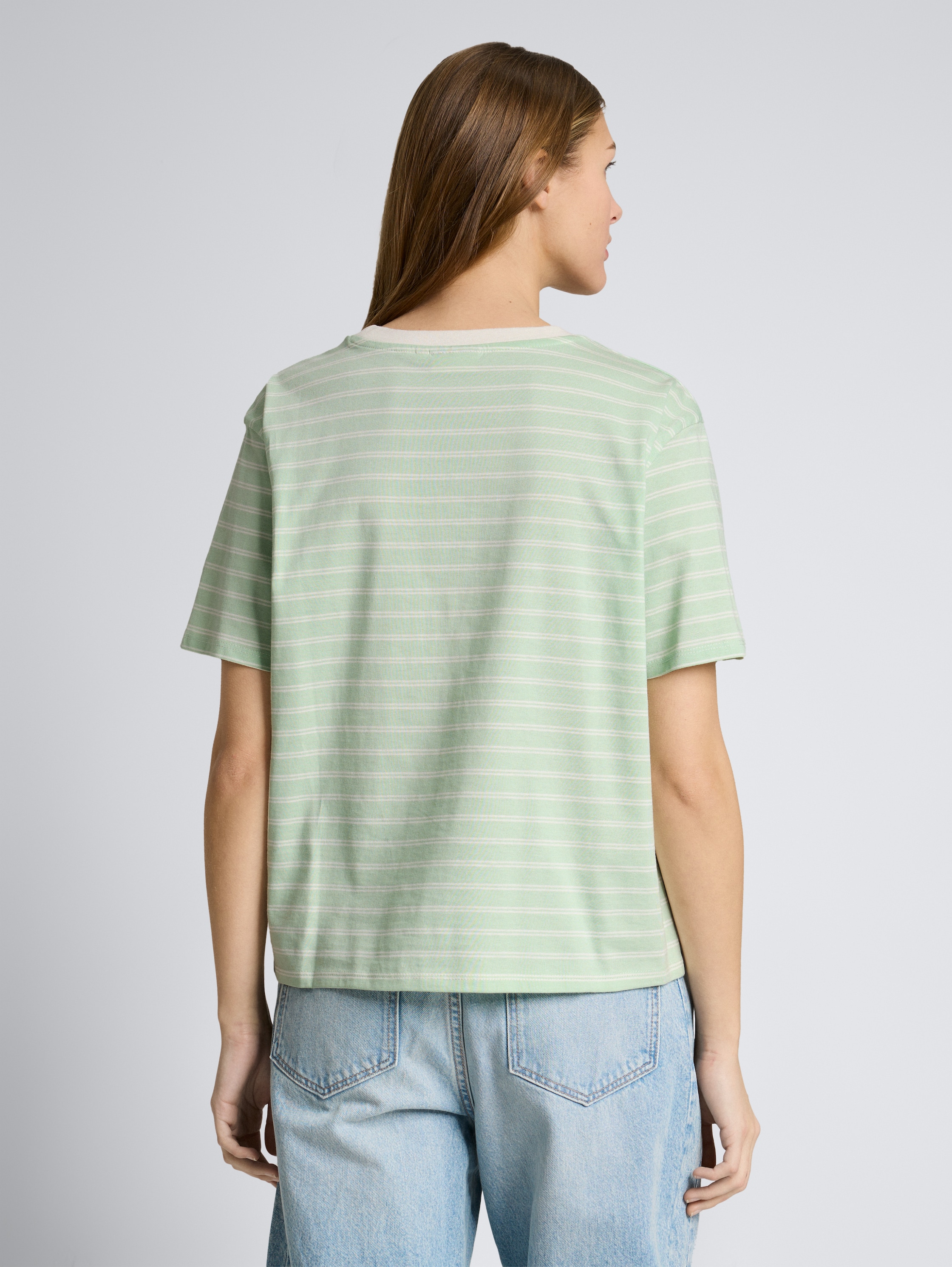 Boxy Fit T-shirt - matcha green irregular stripe - Neklijn model-achteraanzicht