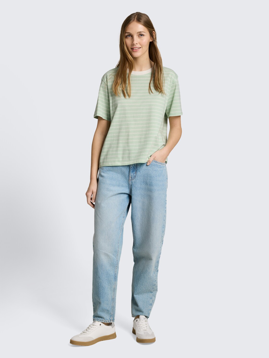 Boxy Fit T-Shirt - matcha green irregular stripe - Model-Vorderansicht