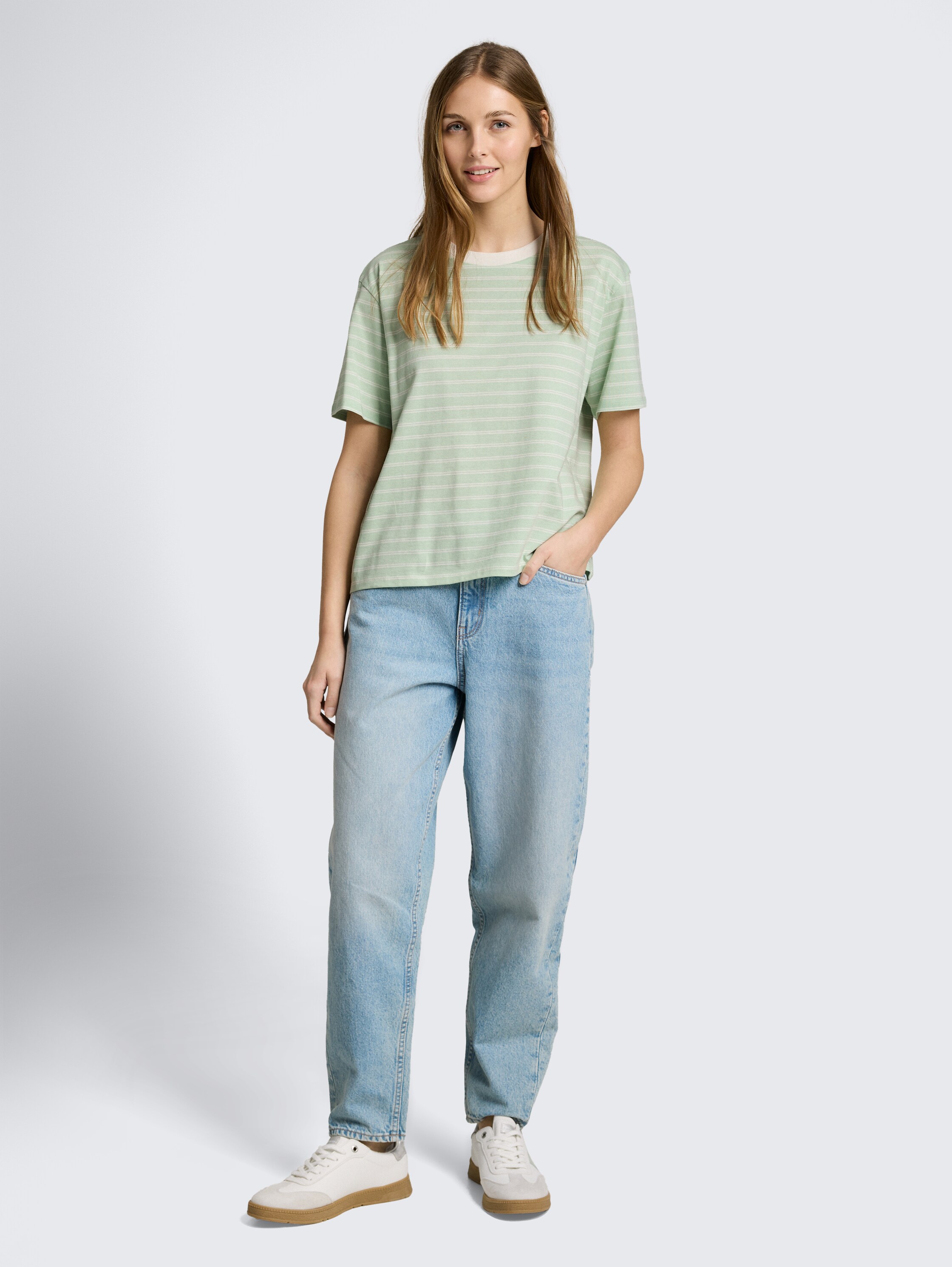 Boxy Fit T-shirt - matcha green irregular stripe - Model vooraanzicht