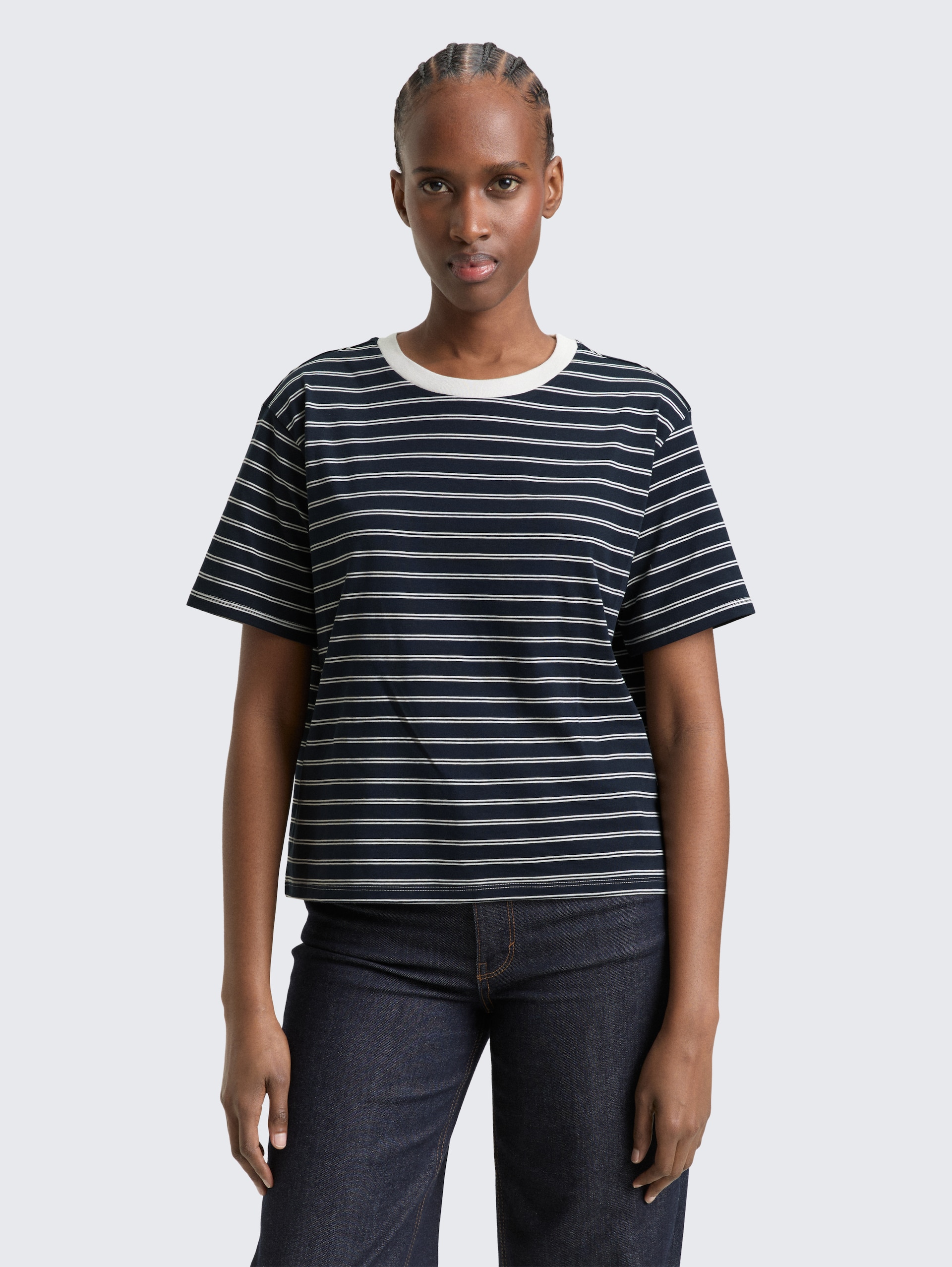 Boxy Fit T-Shirt - navy irregular stripe - Ausschnitt Model-Vorderansicht