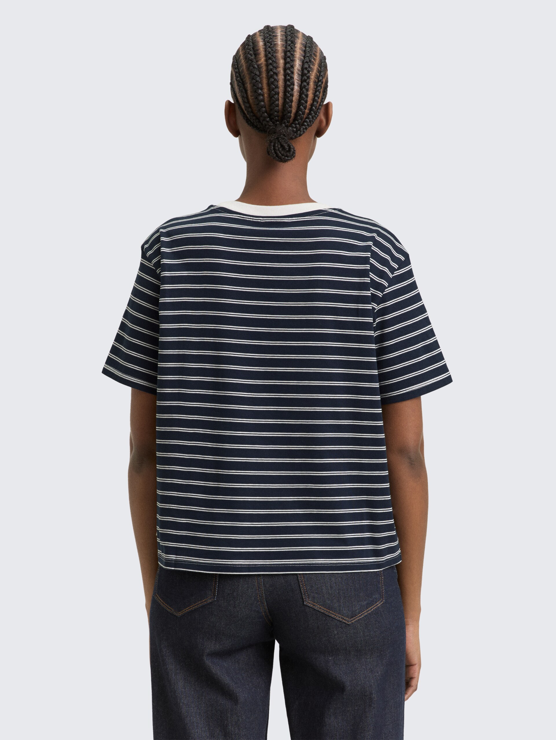 Boxy Fit T-Shirt - navy irregular stripe - Auschnitt Model-Rückansicht