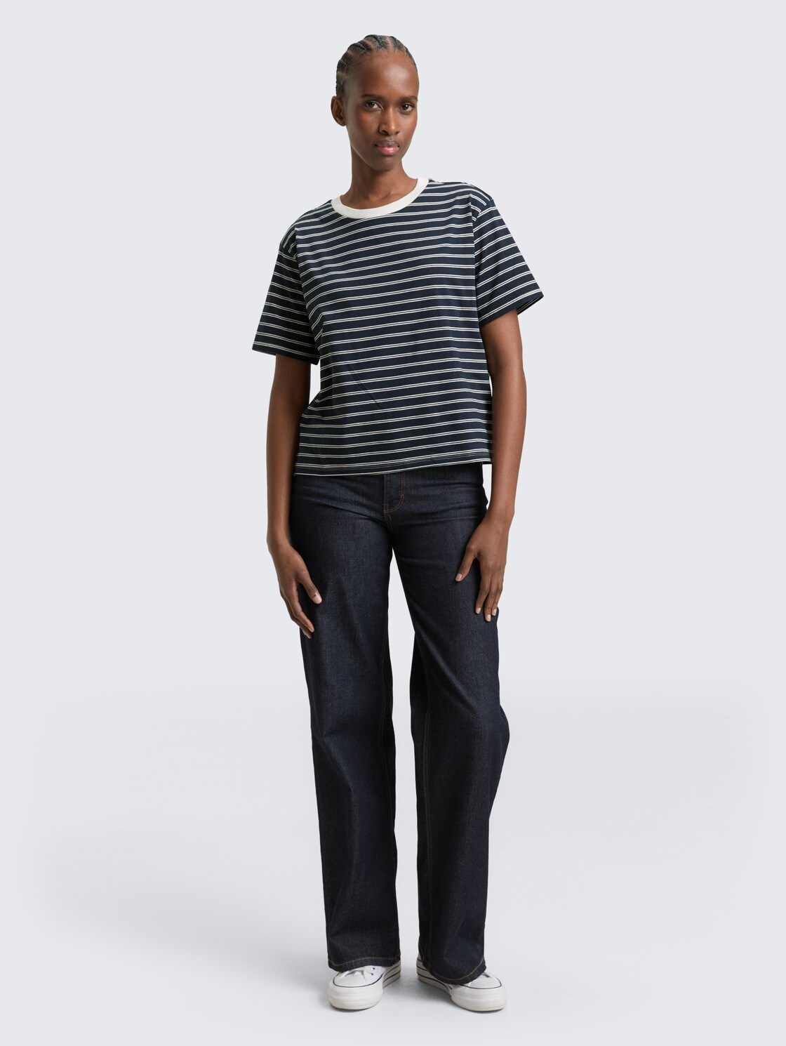 Boxy Fit T-Shirt - navy irregular stripe - Model-Vorderansicht