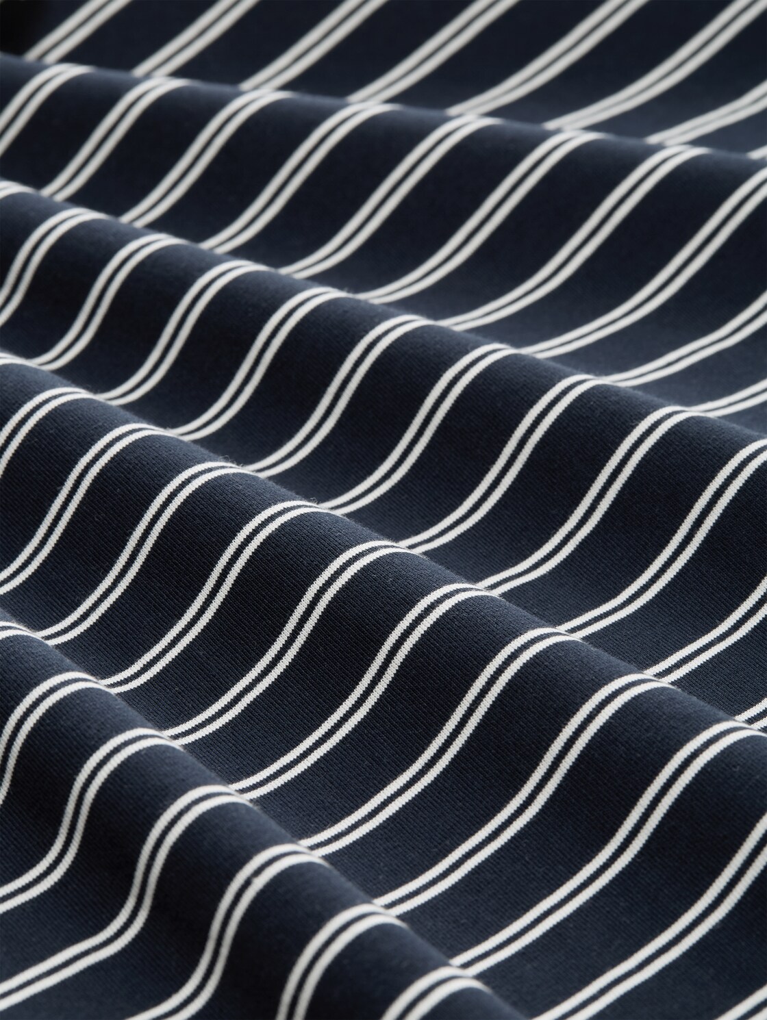 Boxy Fit T-Shirt - navy irregular stripe - Material-Ansicht