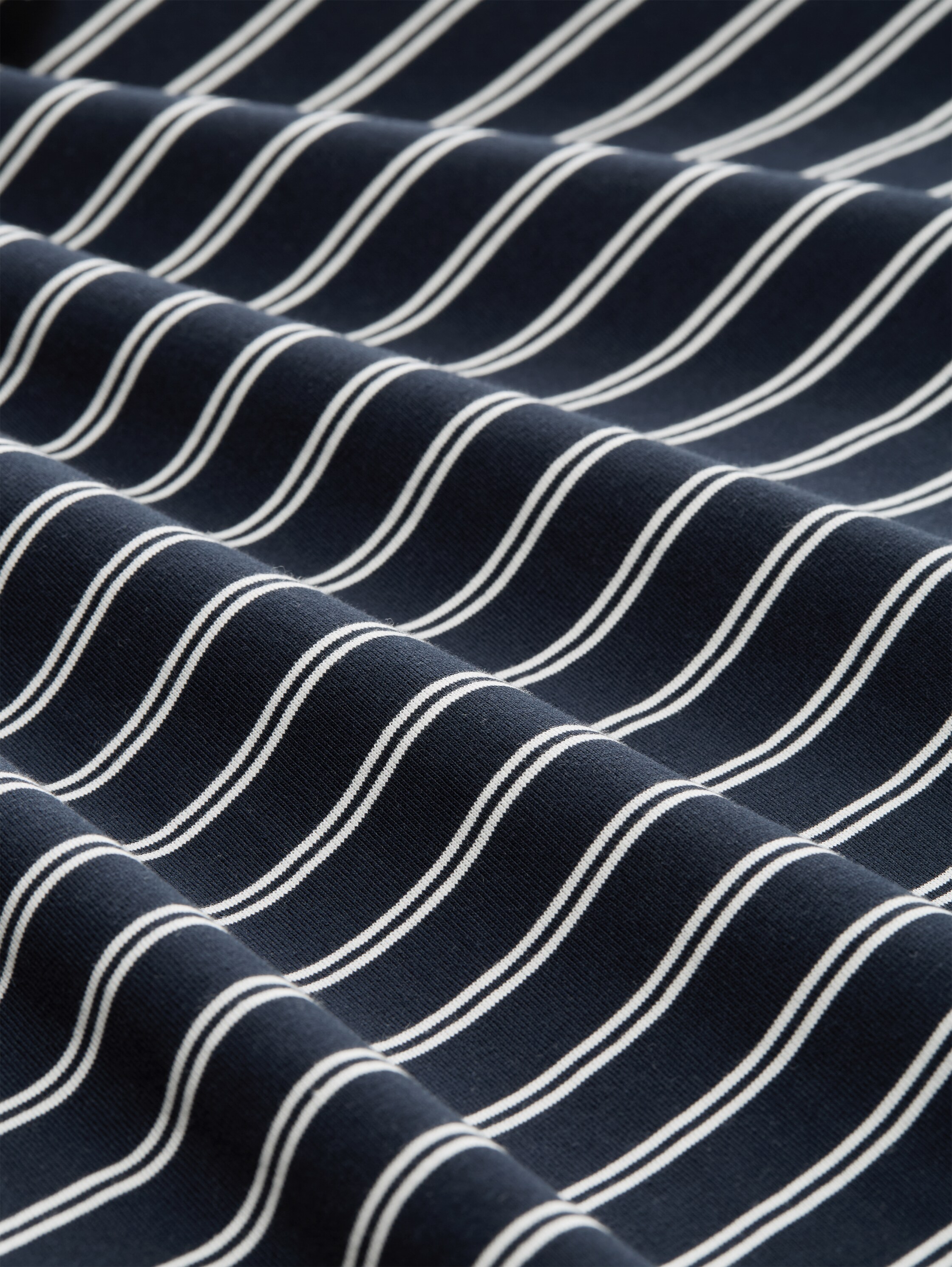 Boxy Fit T-Shirt - navy irregular stripe - Material-Ansicht