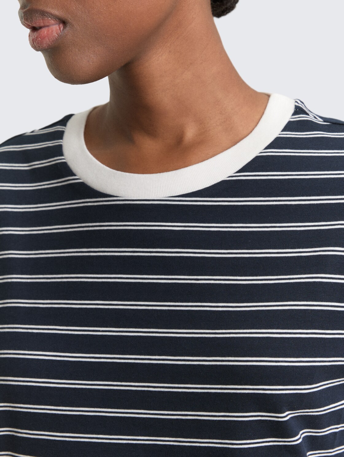 Boxy Fit T-Shirt - navy irregular stripe - Detail-Model-Ansicht