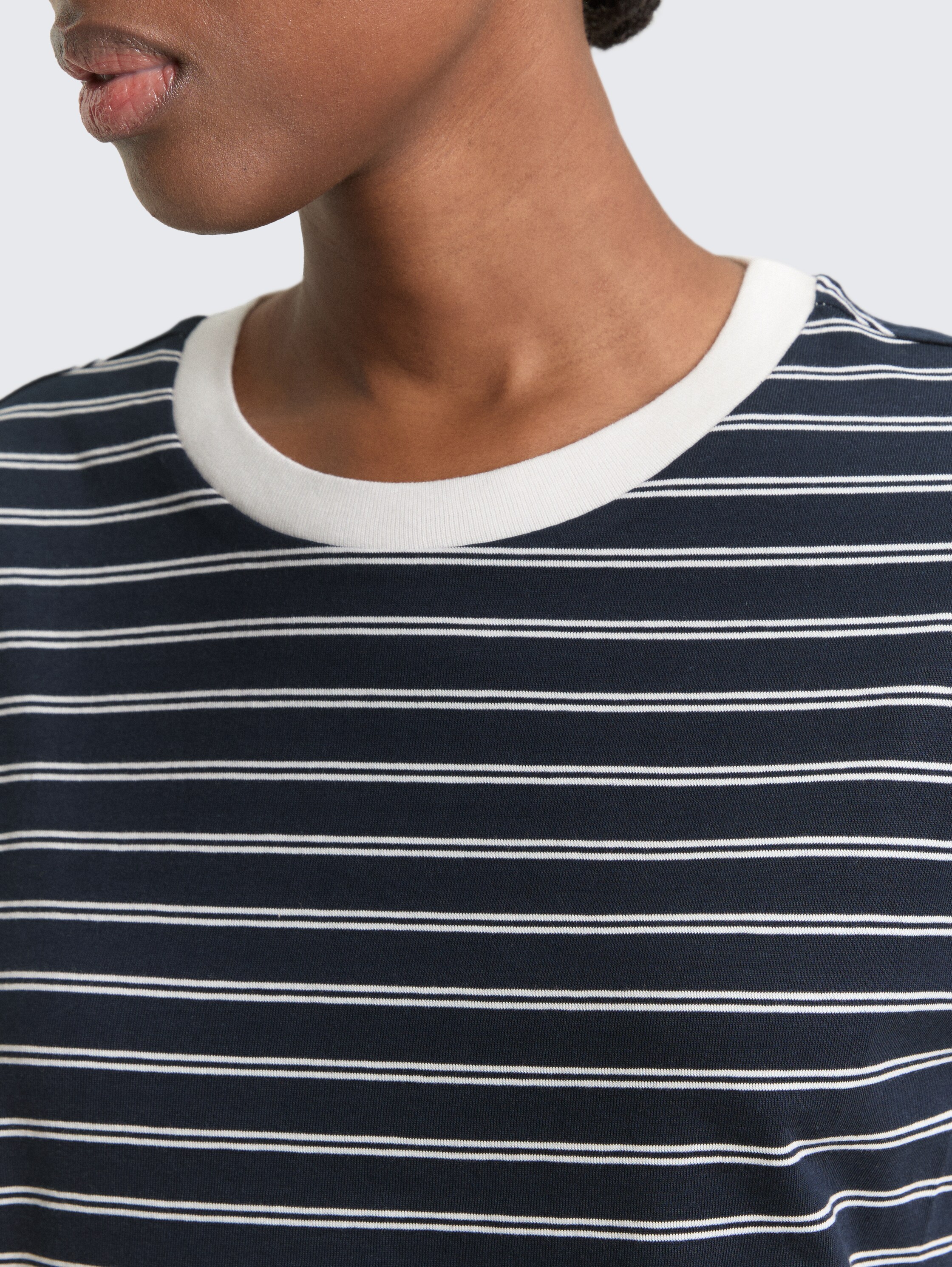 Boxy Fit T-Shirt - navy irregular stripe - Detail-Model-Ansicht