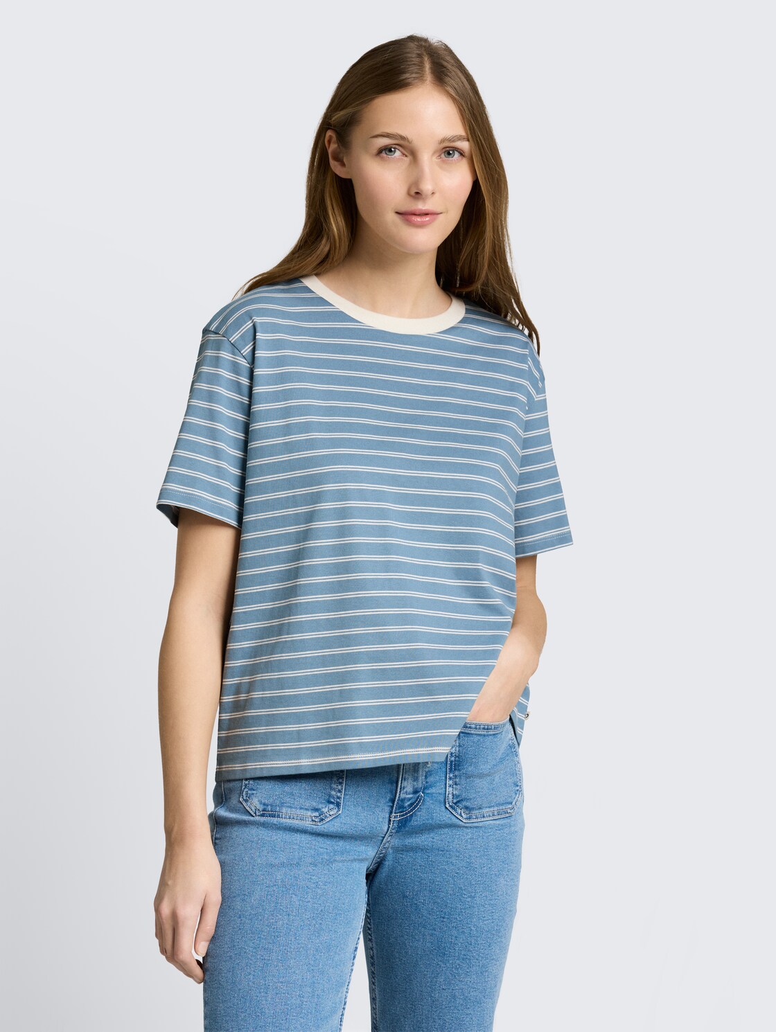 Boxy Fit T-Shirt - mid blue irregular stripe - Ausschnitt Model-Vorderansicht