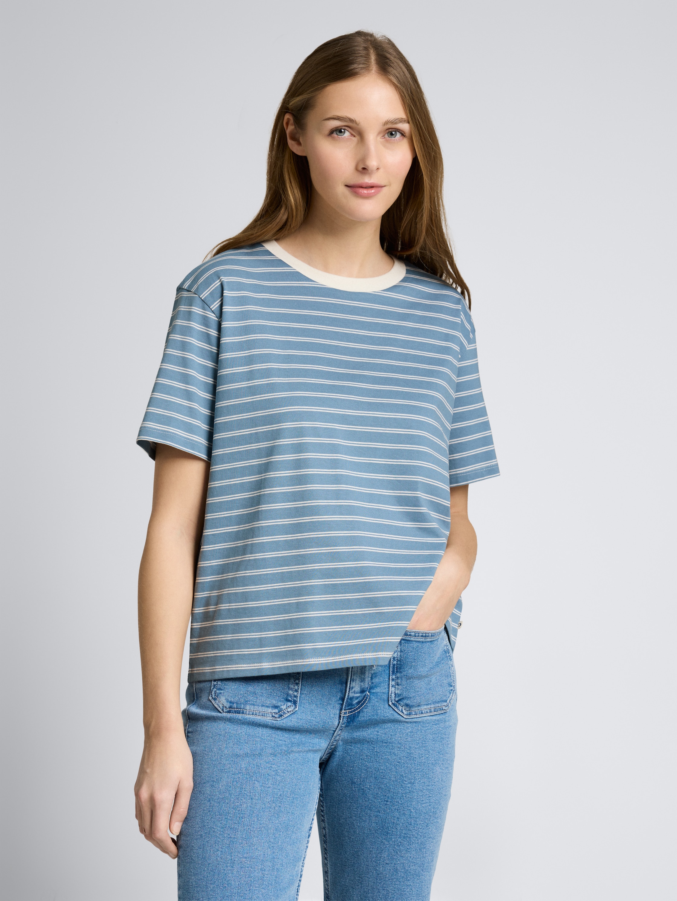 Boxy Fit T-Shirt - mid blue irregular stripe - Ausschnitt Model-Vorderansicht