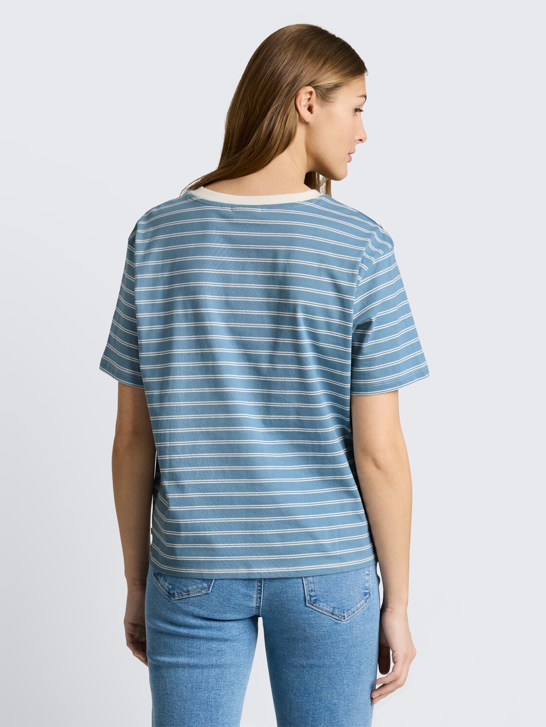Boxy Fit T-Shirt - mid blue irregular stripe - Auschnitt Model-Rückansicht
