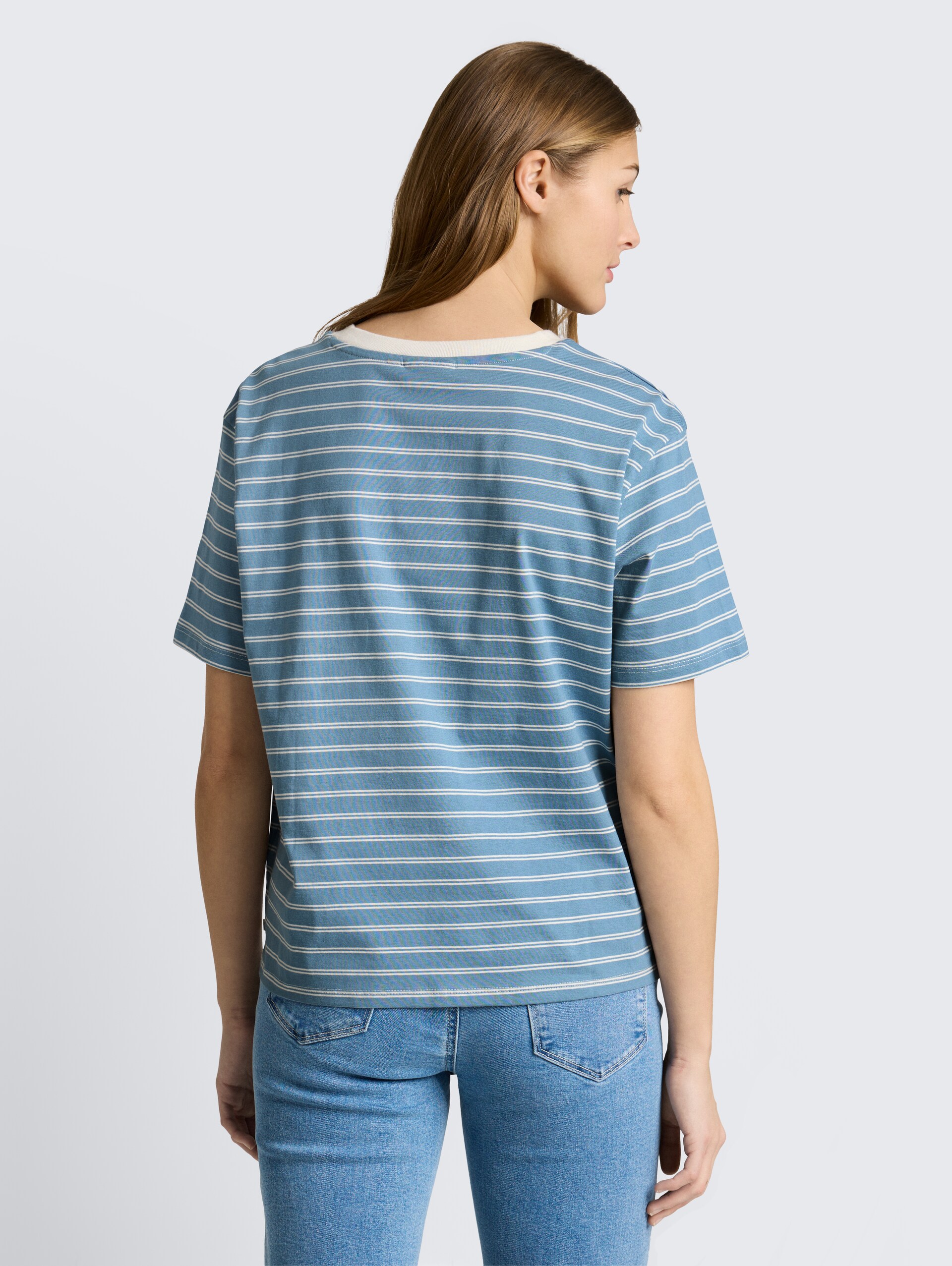 Boxy Fit T-Shirt - mid blue irregular stripe - Auschnitt Model-Rückansicht