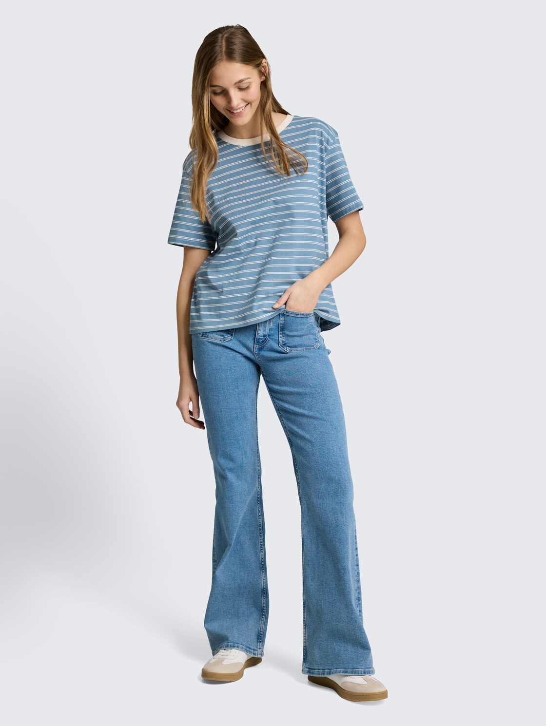 Boxy Fit T-Shirt - mid blue irregular stripe - Model-Vorderansicht