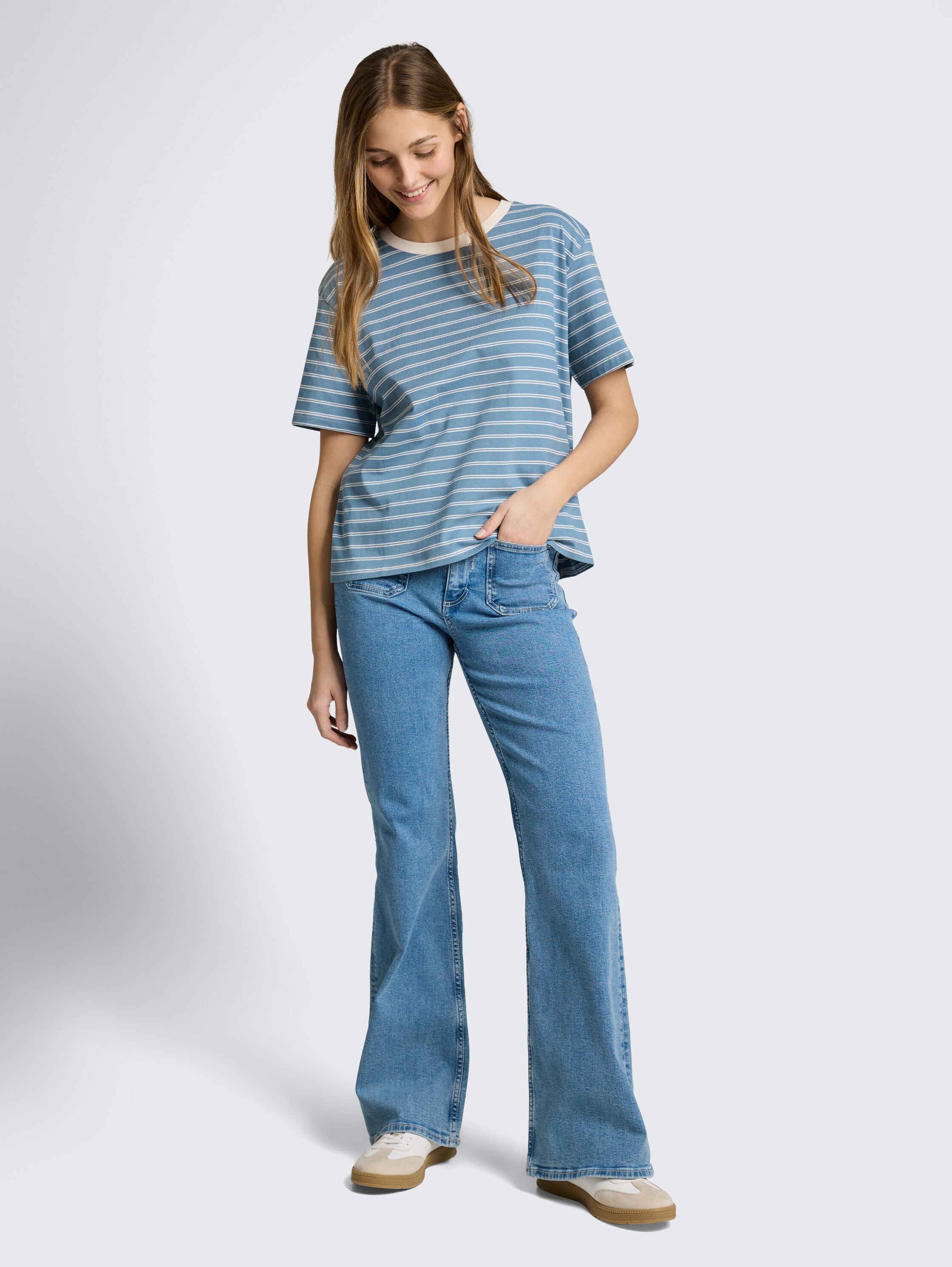 Boxy Fit T-Shirt - mid blue irregular stripe - Model-Vorderansicht