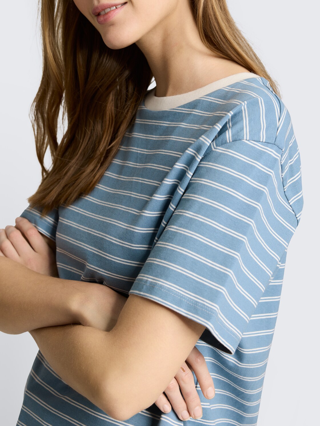 Boxy Fit T-Shirt - mid blue irregular stripe - Detail-Model-Ansicht