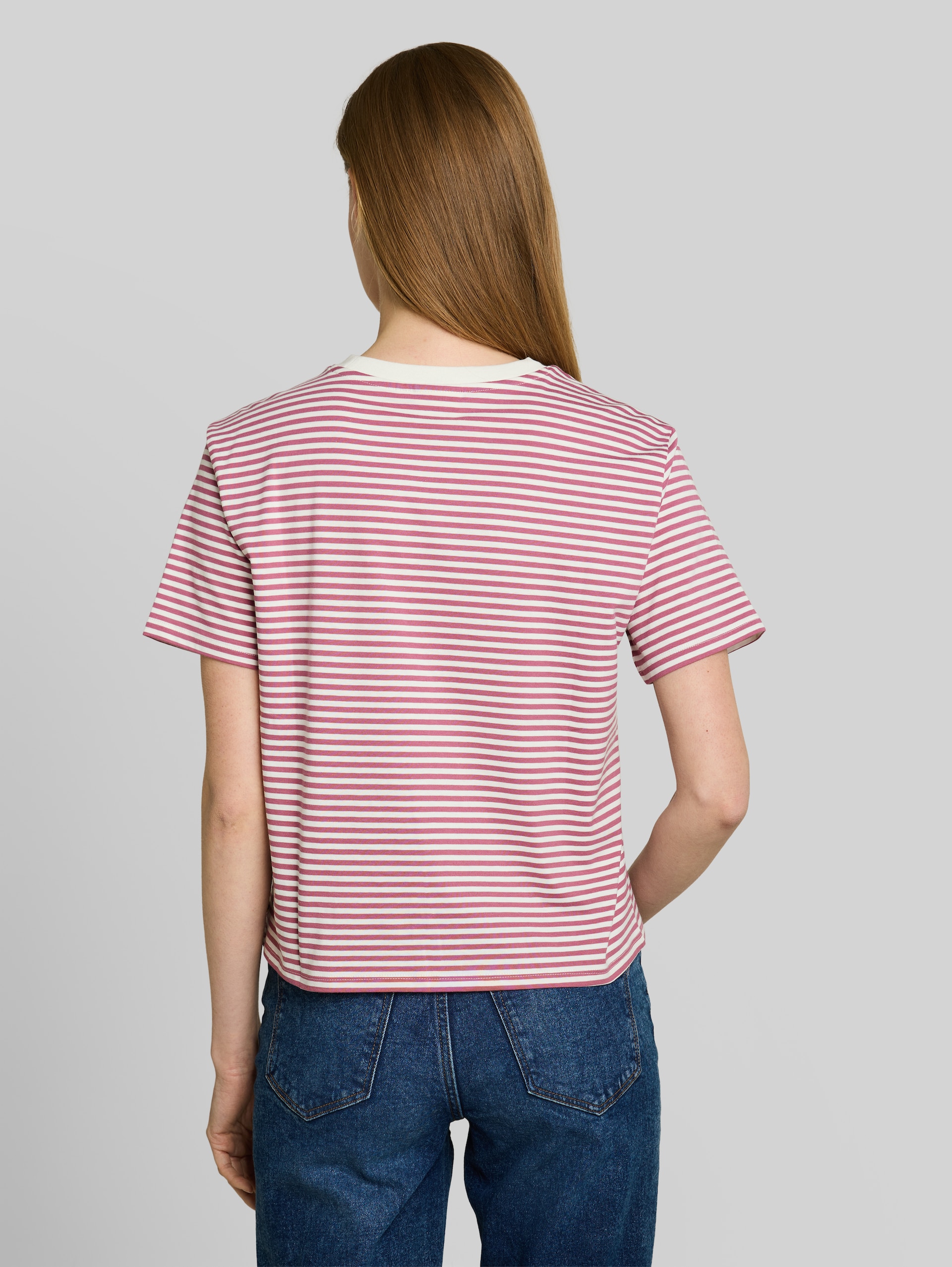 Boxy Fit T-Shirt - mauve white stripe - Auschnitt Model-Rückansicht
