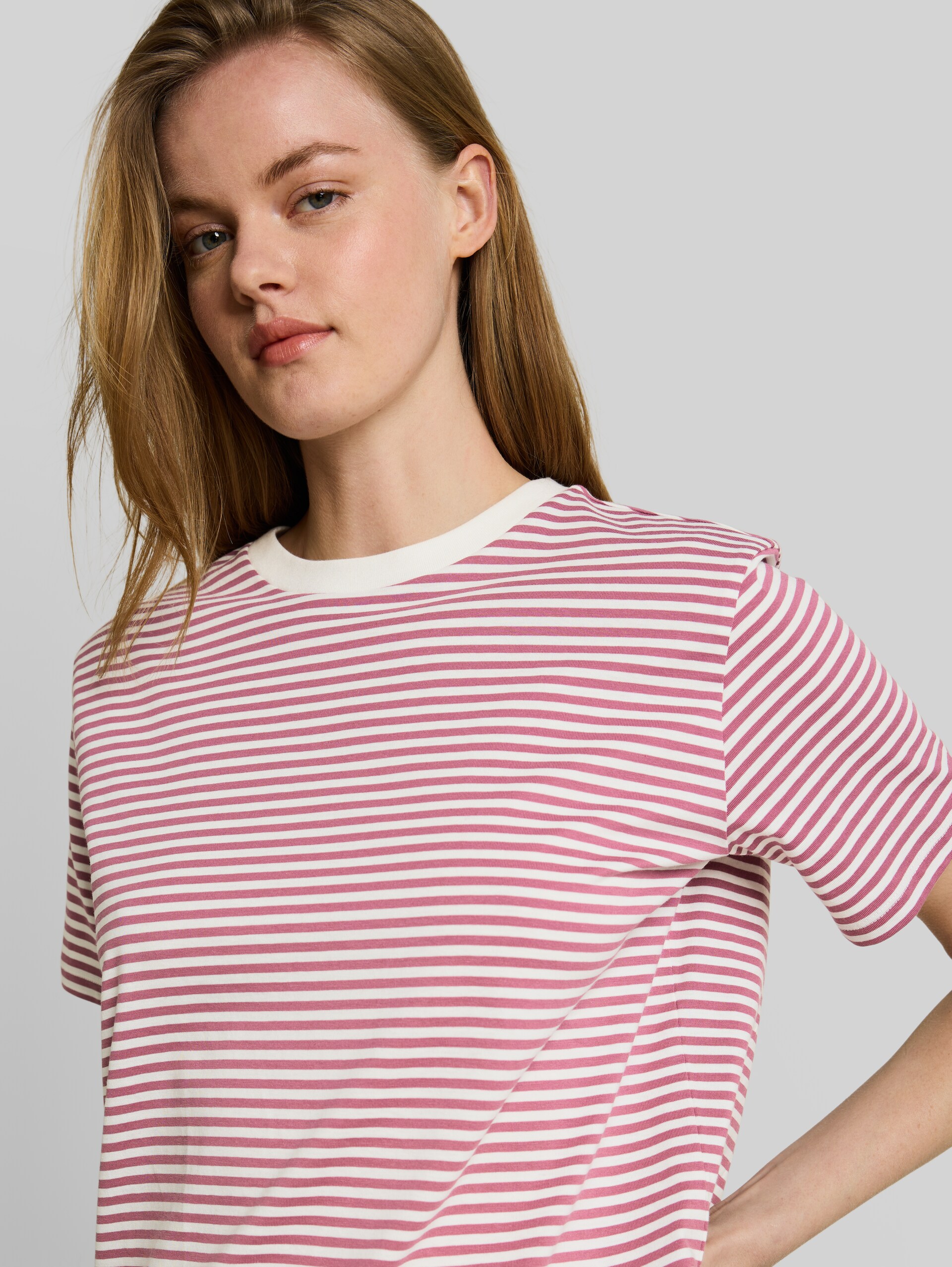 Boxy Fit T-Shirt - mauve white stripe - Detail-Model-Ansicht