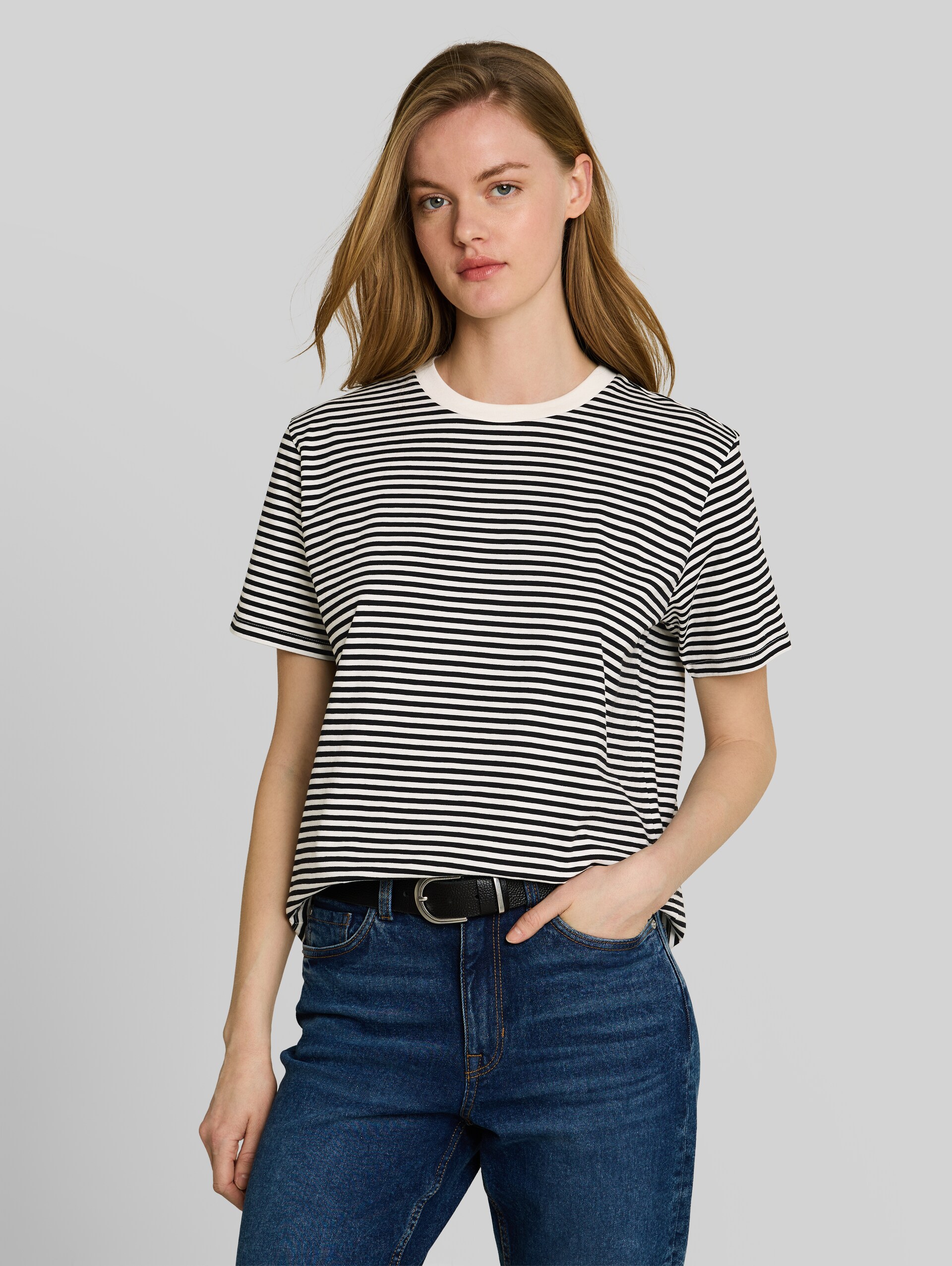 Boxy Fit T-Shirt - black white stripe - Ausschnitt Model-Vorderansicht