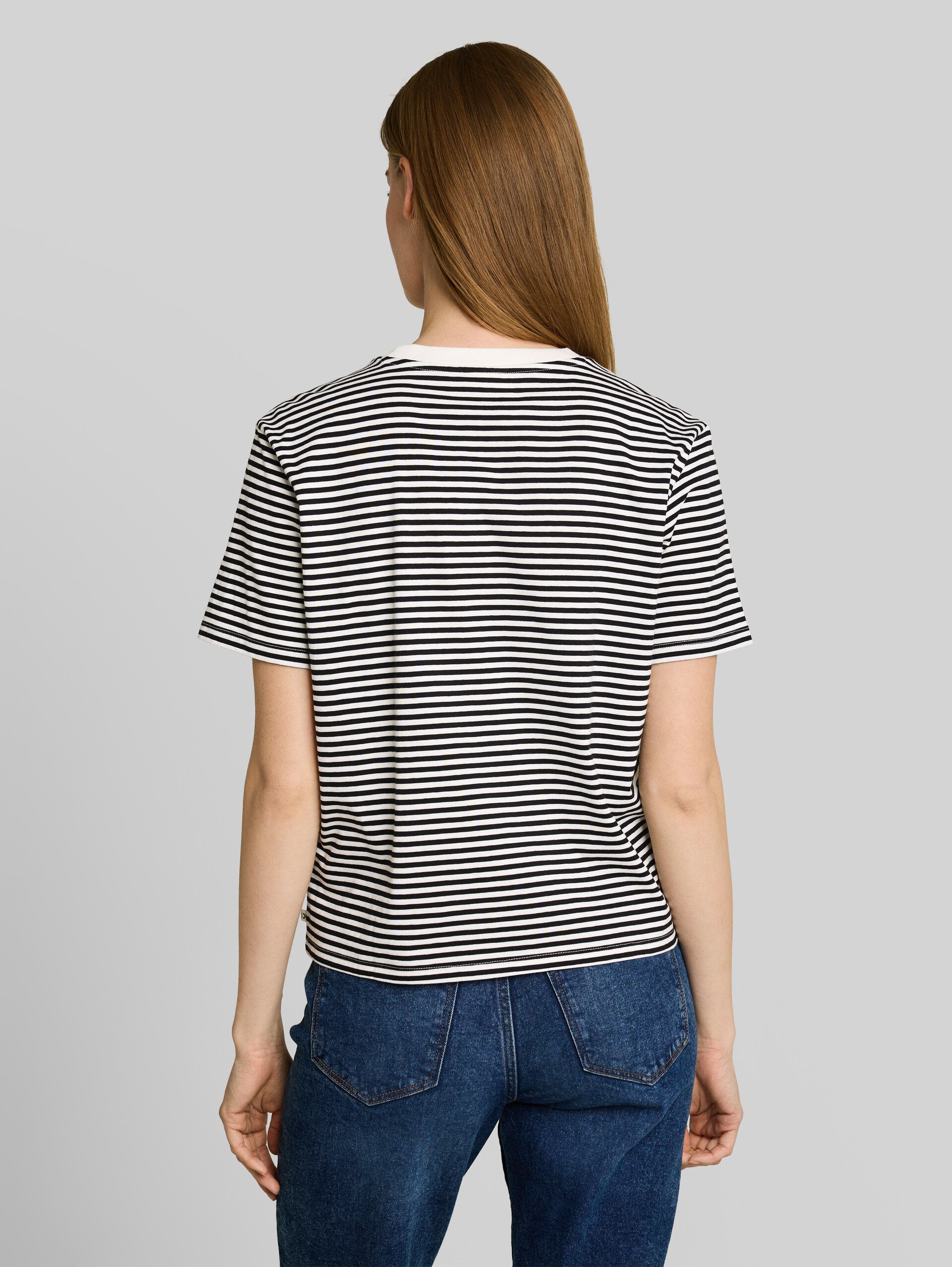 Boxy Fit T-Shirt - black white stripe - Auschnitt Model-Rückansicht