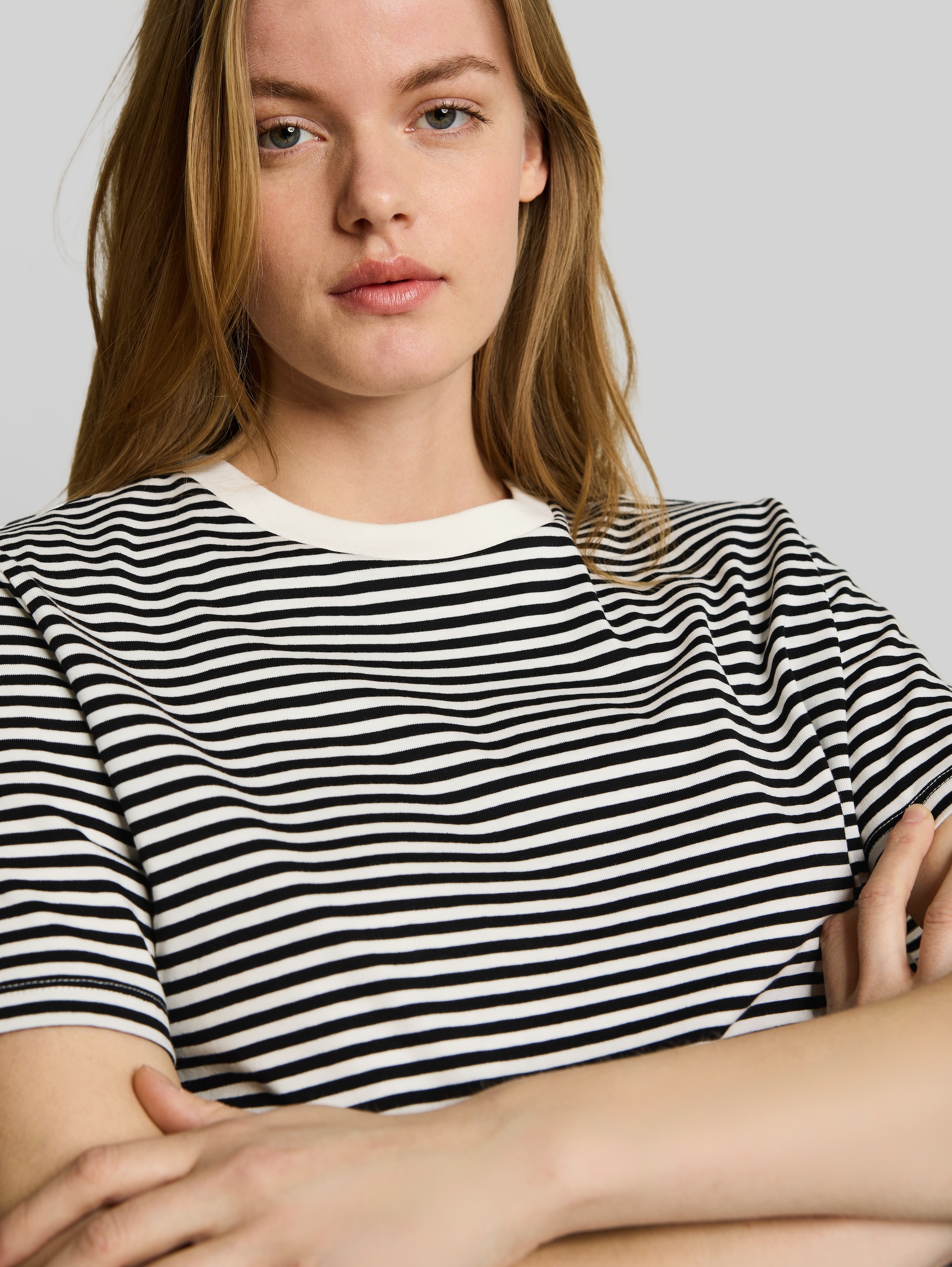 Boxy Fit T-Shirt - black white stripe - Detail-Model-Ansicht