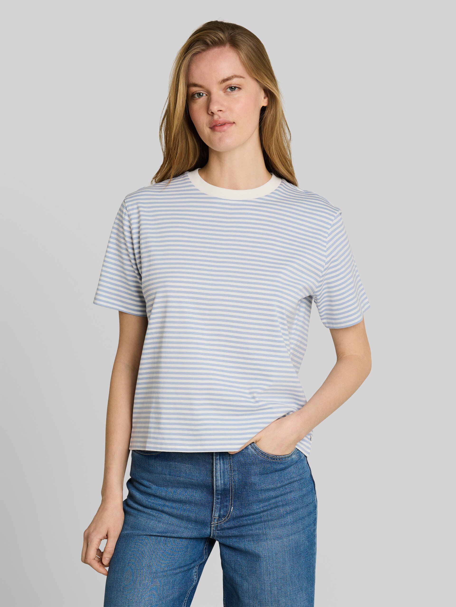 Boxy Fit T-Shirt - light blue white stripe - Ausschnitt Model-Vorderansicht