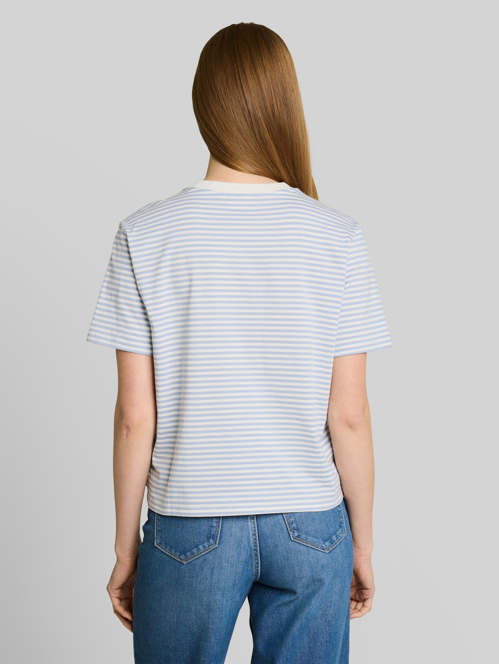 Boxy Fit T-Shirt - light blue white stripe - Auschnitt Model-Rückansicht