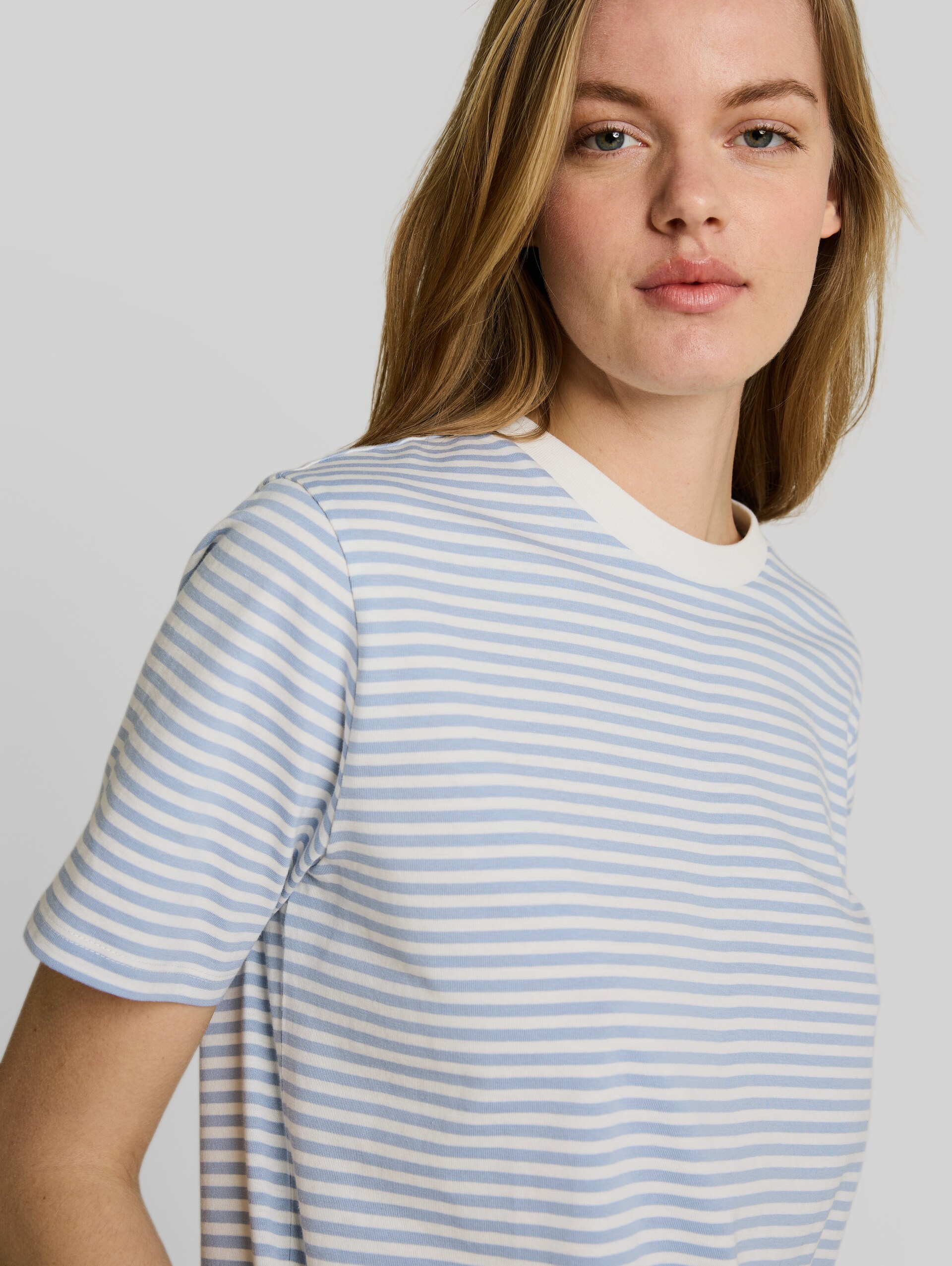 Boxy Fit T-Shirt - light blue white stripe - Detail-Model-Ansicht