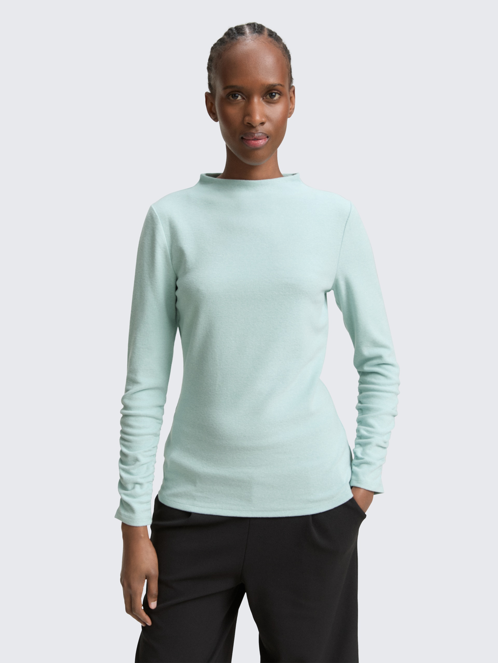 Langarmshirt mit Raffärmeln - Silver Cloud Blue Melange - Ausschnitt Model-Vorderansicht