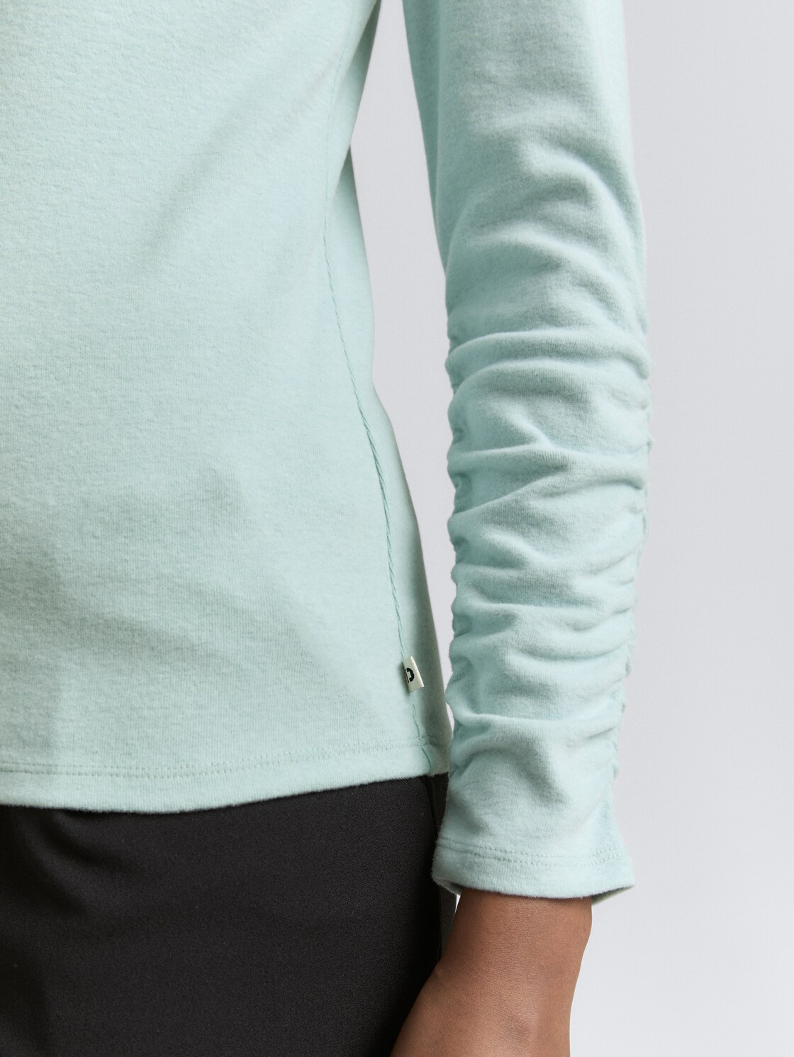 Langarmshirt mit Raffärmeln - Silver Cloud Blue Melange - Detail-Model-Ansicht