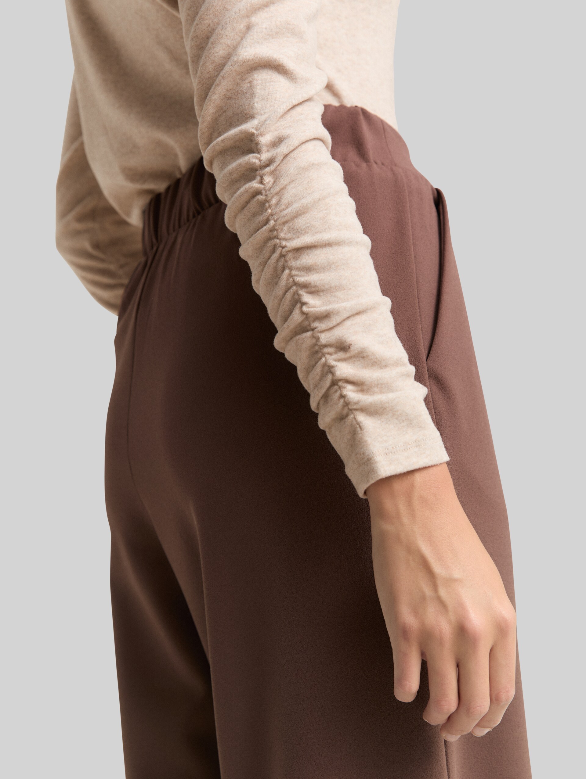 Long-sleeved shirt with gathered sleeves - cosy beige melange - Detail model view