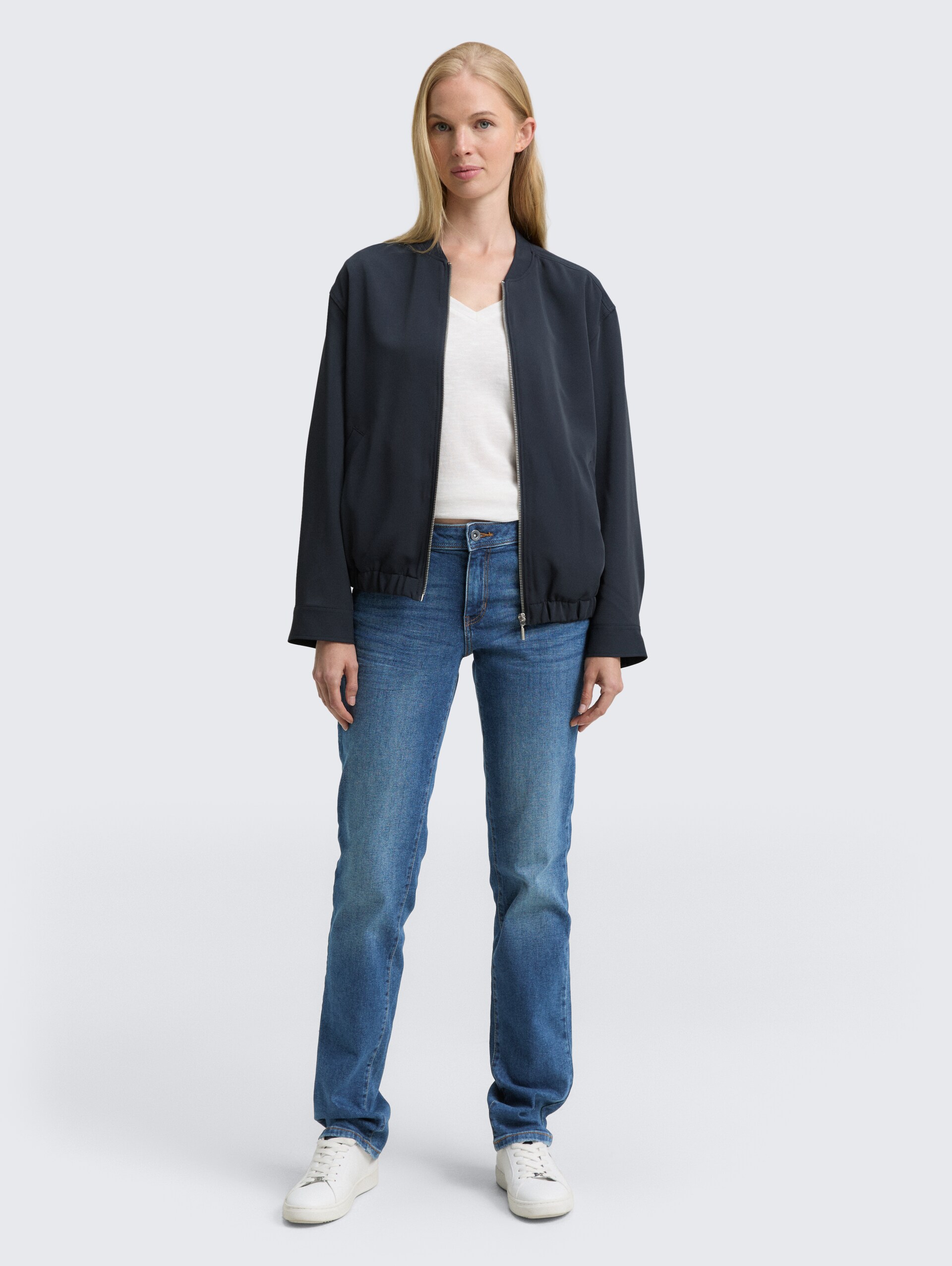 TTLIVA STRAIGHT Jeans - Clean Mid Stone Blue Denim - Model-Vorderansicht