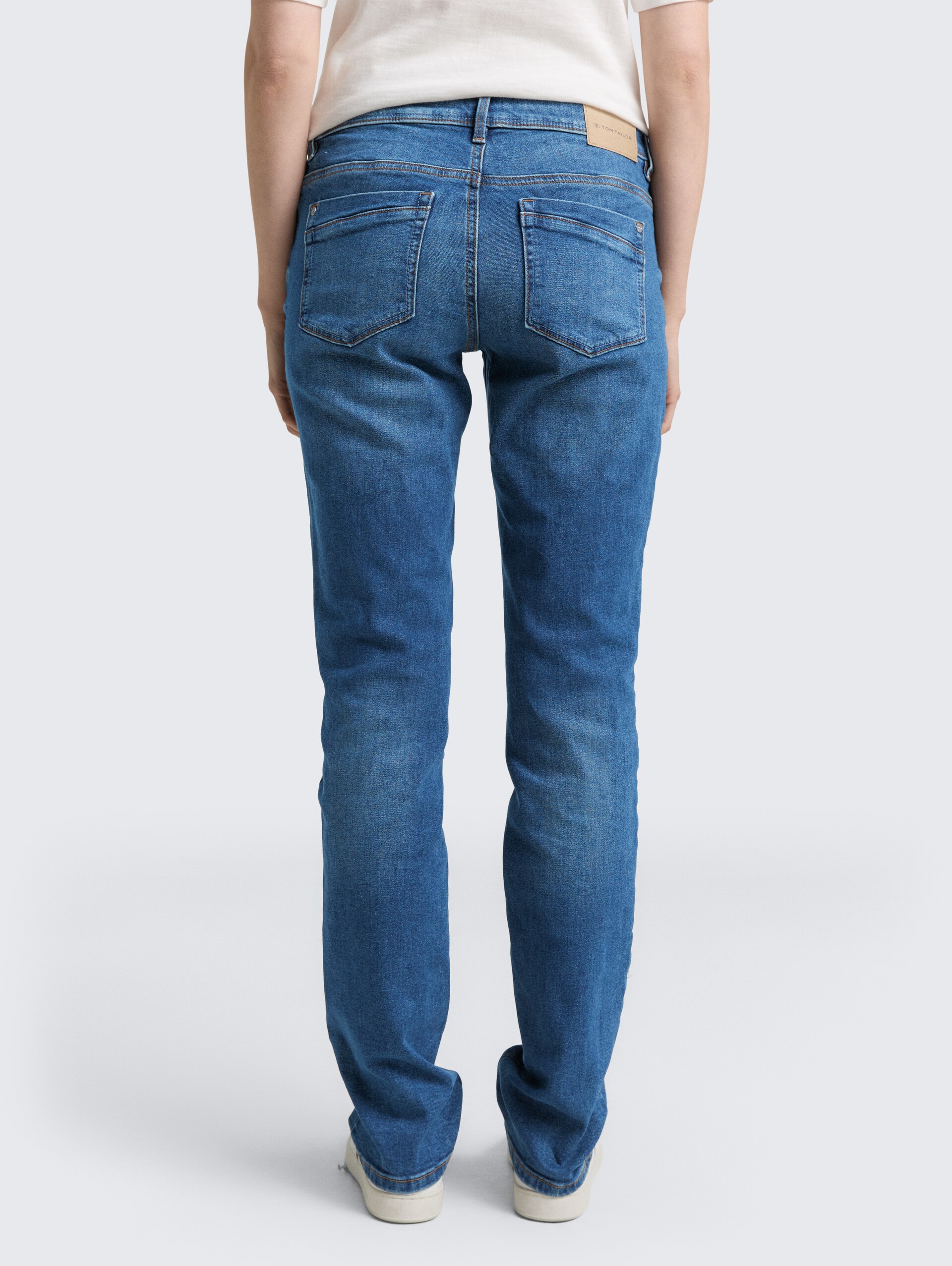 TTLIVA STRAIGHT Jeans - Clean Mid Stone Blue Denim - Auschnitt Model-Rückansicht