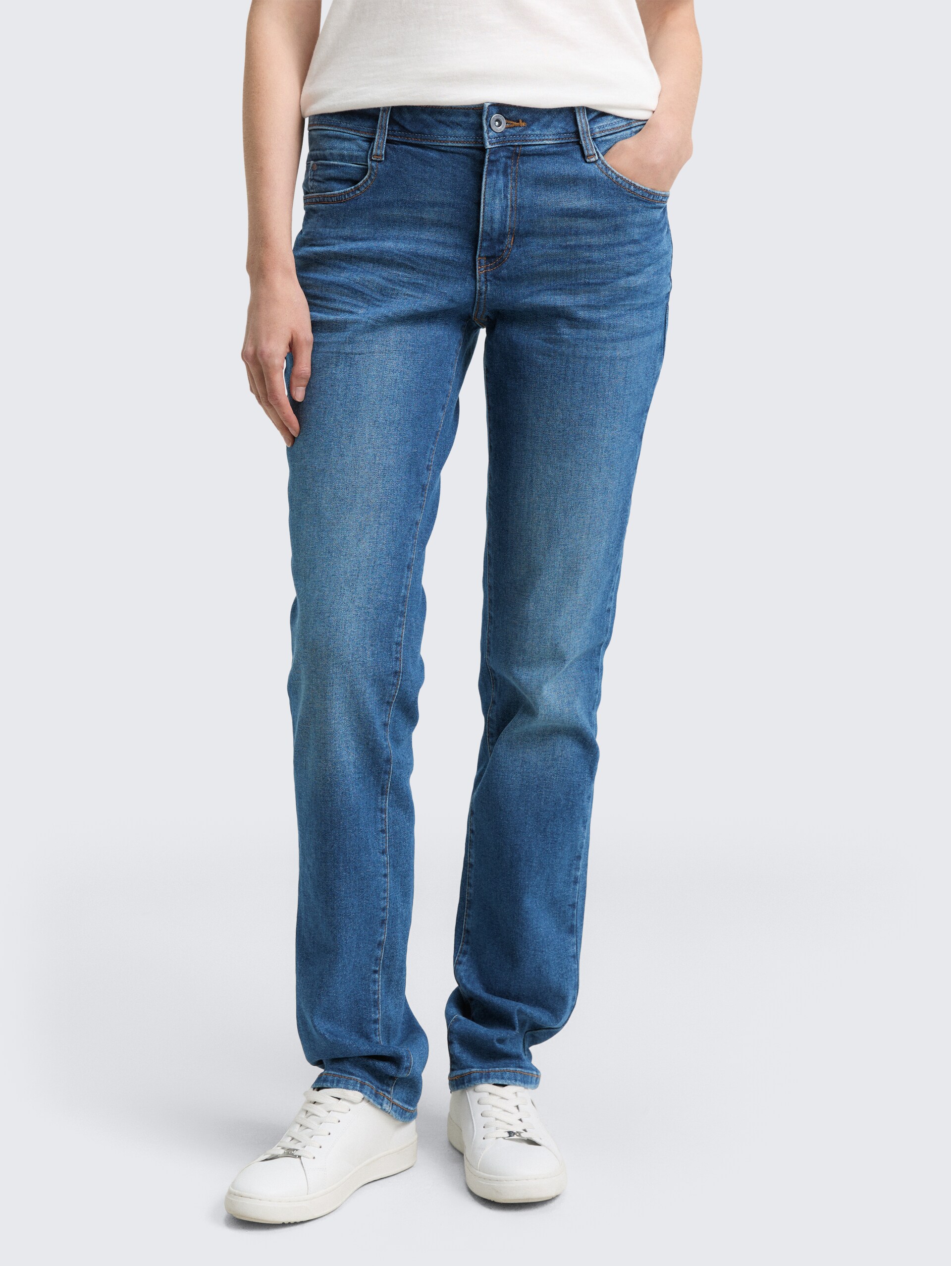 TTLIVA STRAIGHT Jeans - Clean Mid Stone Blue Denim - Ausschnitt Model-Vorderansicht