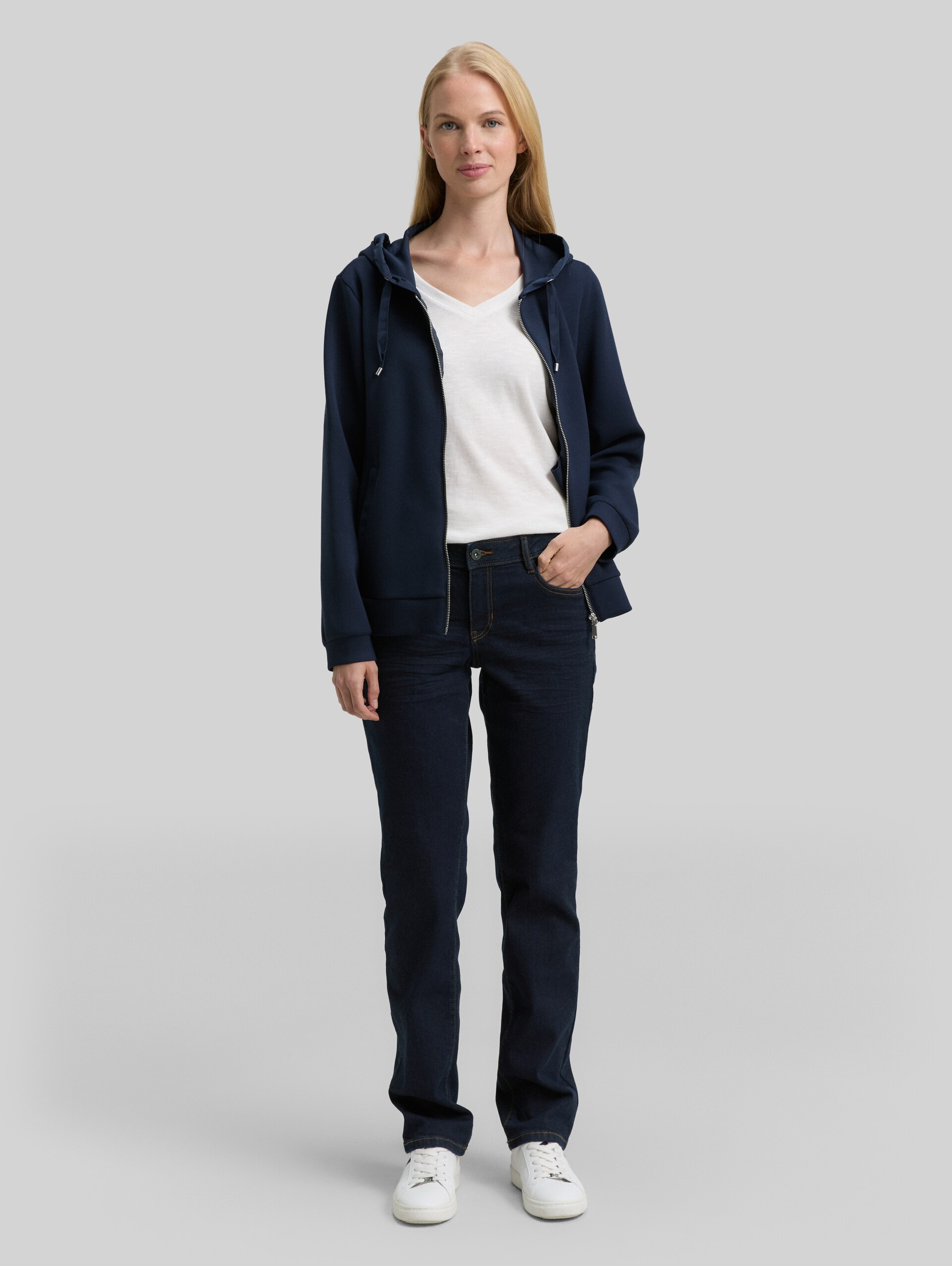 TTLIVA STRAIGHT Jeans - Clean Rinsed Blue Denim - Model front view