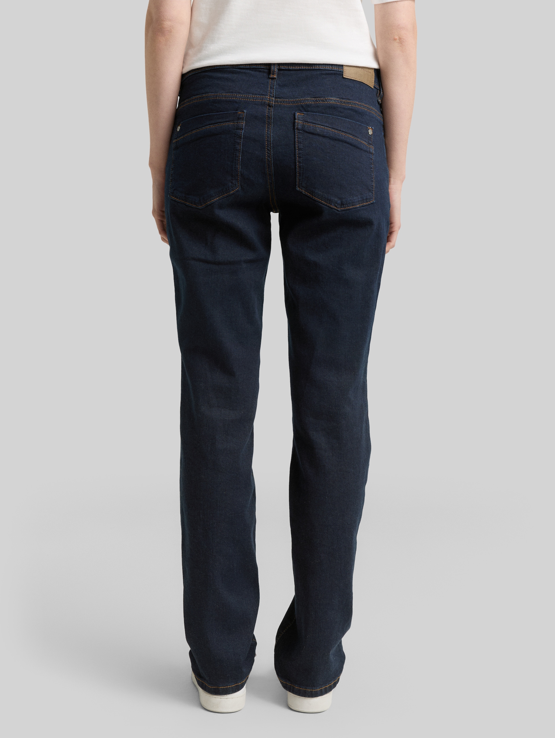 TTLIVA STRAIGHT Jeans - Clean Rinsed Blue Denim - Neckline model-back view