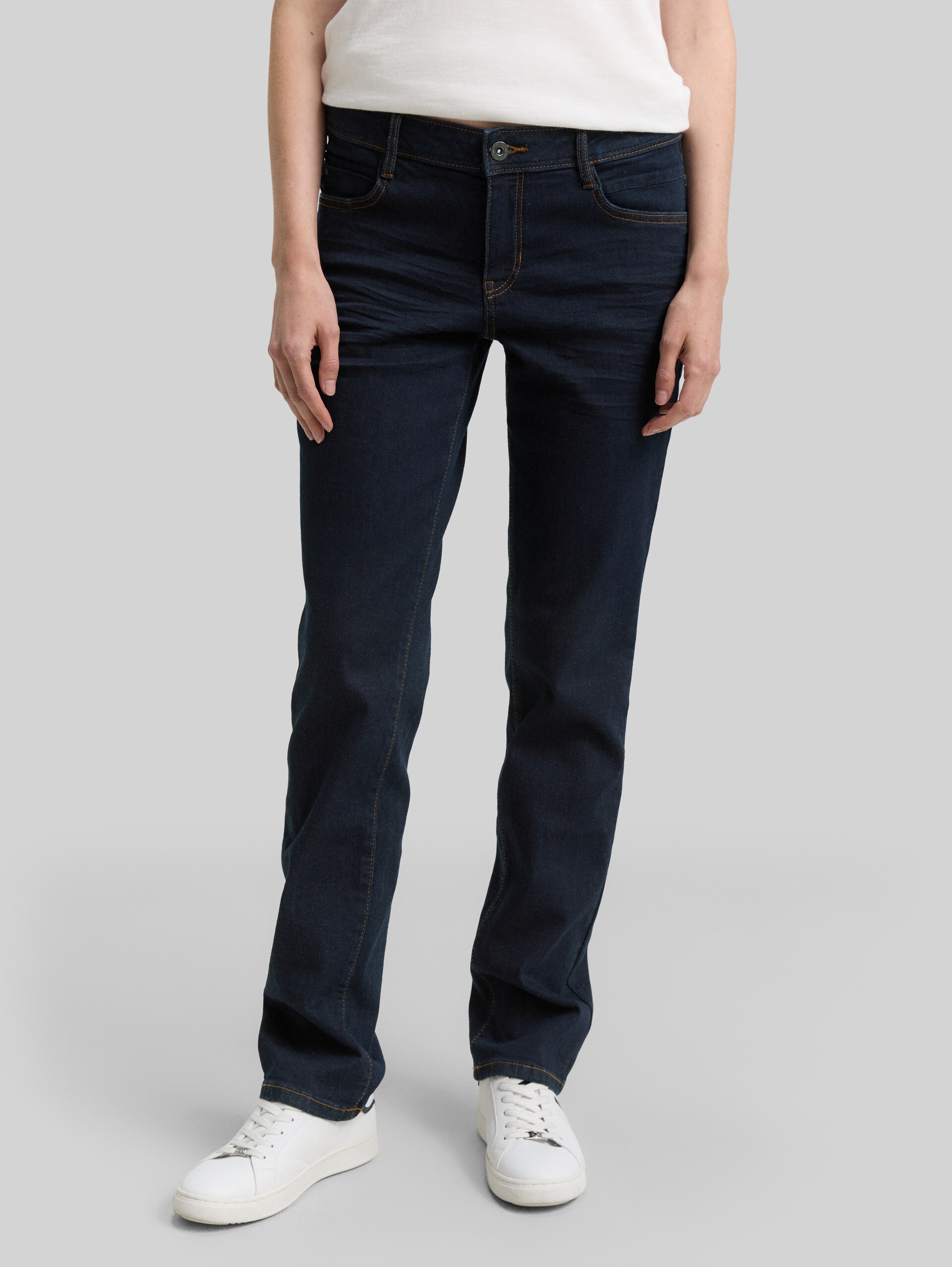 TTLIVA STRAIGHT Jeans - Clean Rinsed Blue Denim - Neckline model front view