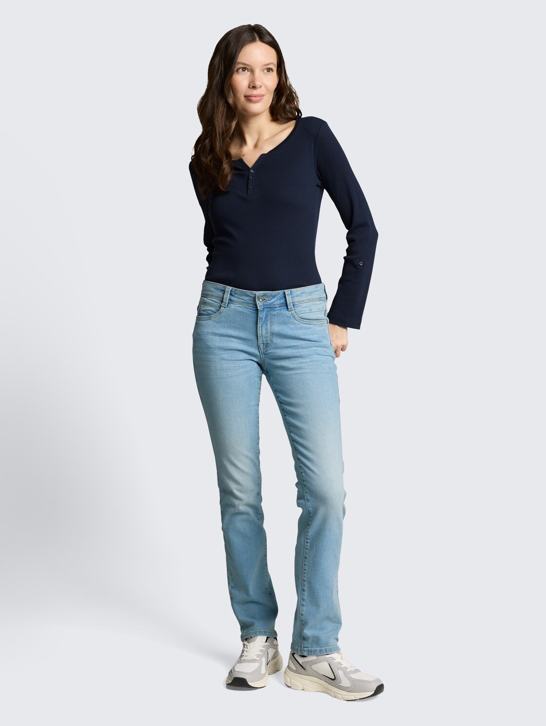 TTLIVA STRAIGHT Jeans - Light Stone Blue Denim - Model-Vorderansicht