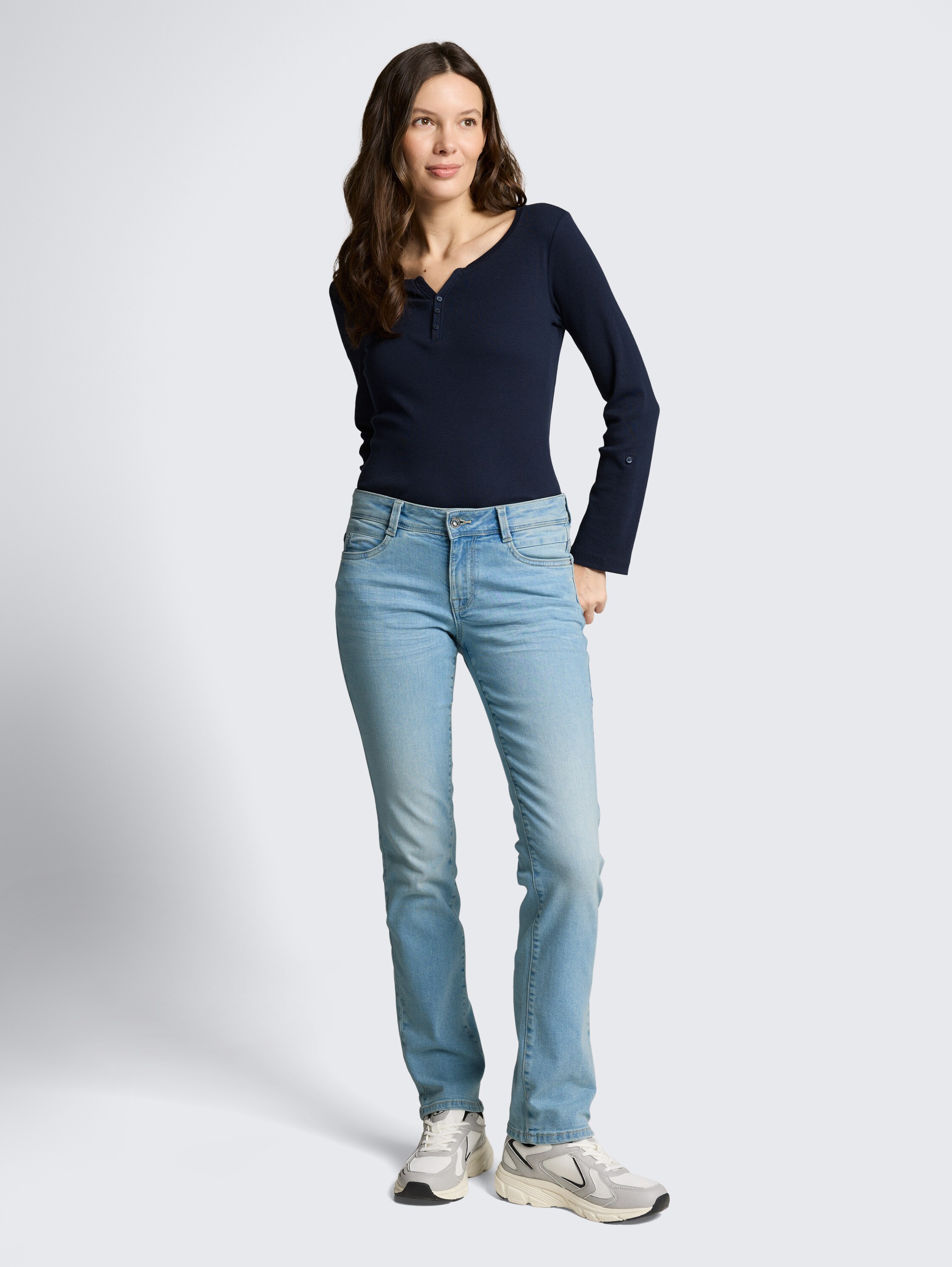 TTLIVA STRAIGHT Jeans - Light Stone Blue Denim - Model-Vorderansicht