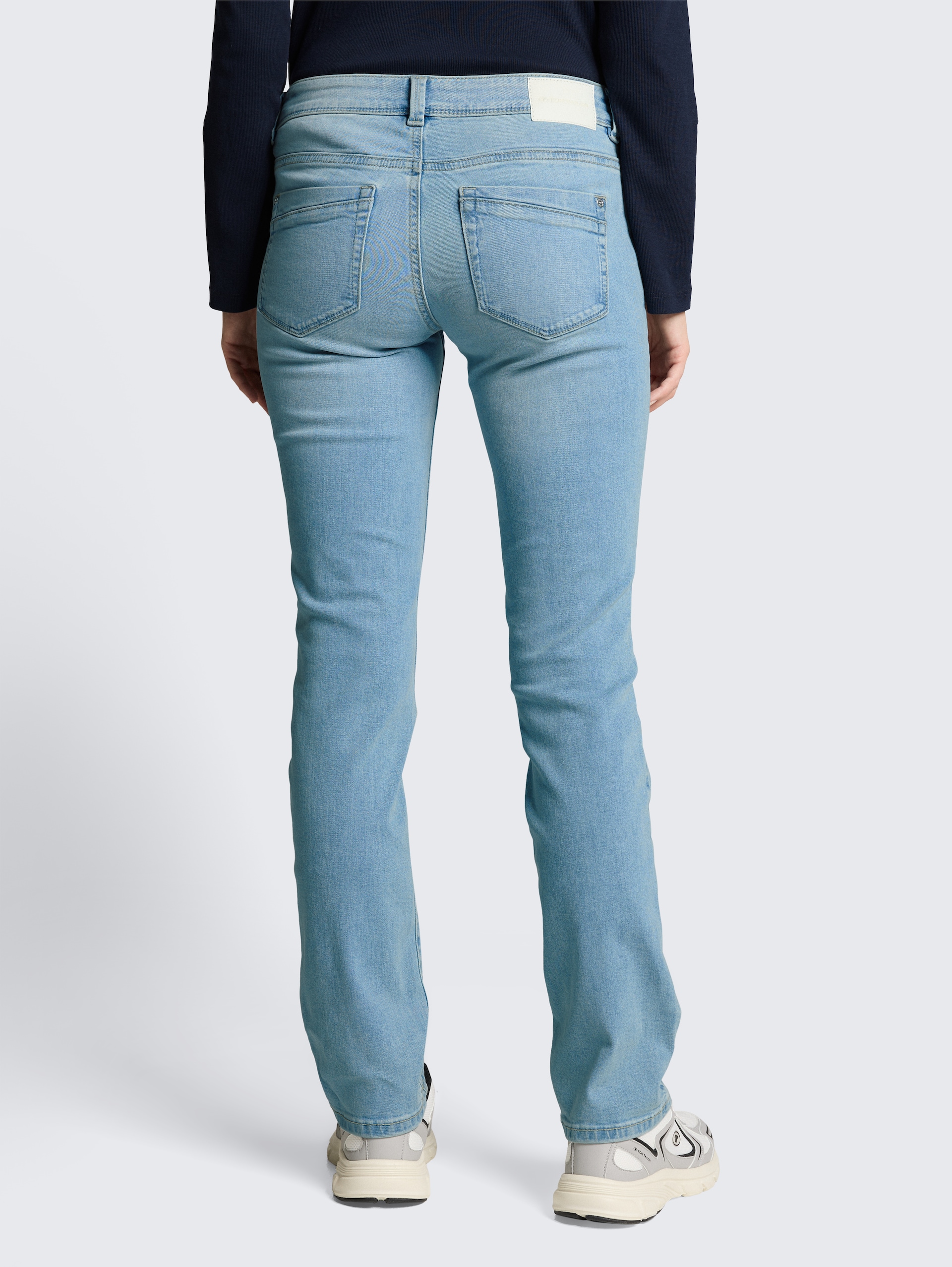 TTLIVA STRAIGHT Jeans - Light Stone Blue Denim - Auschnitt Model-Rückansicht