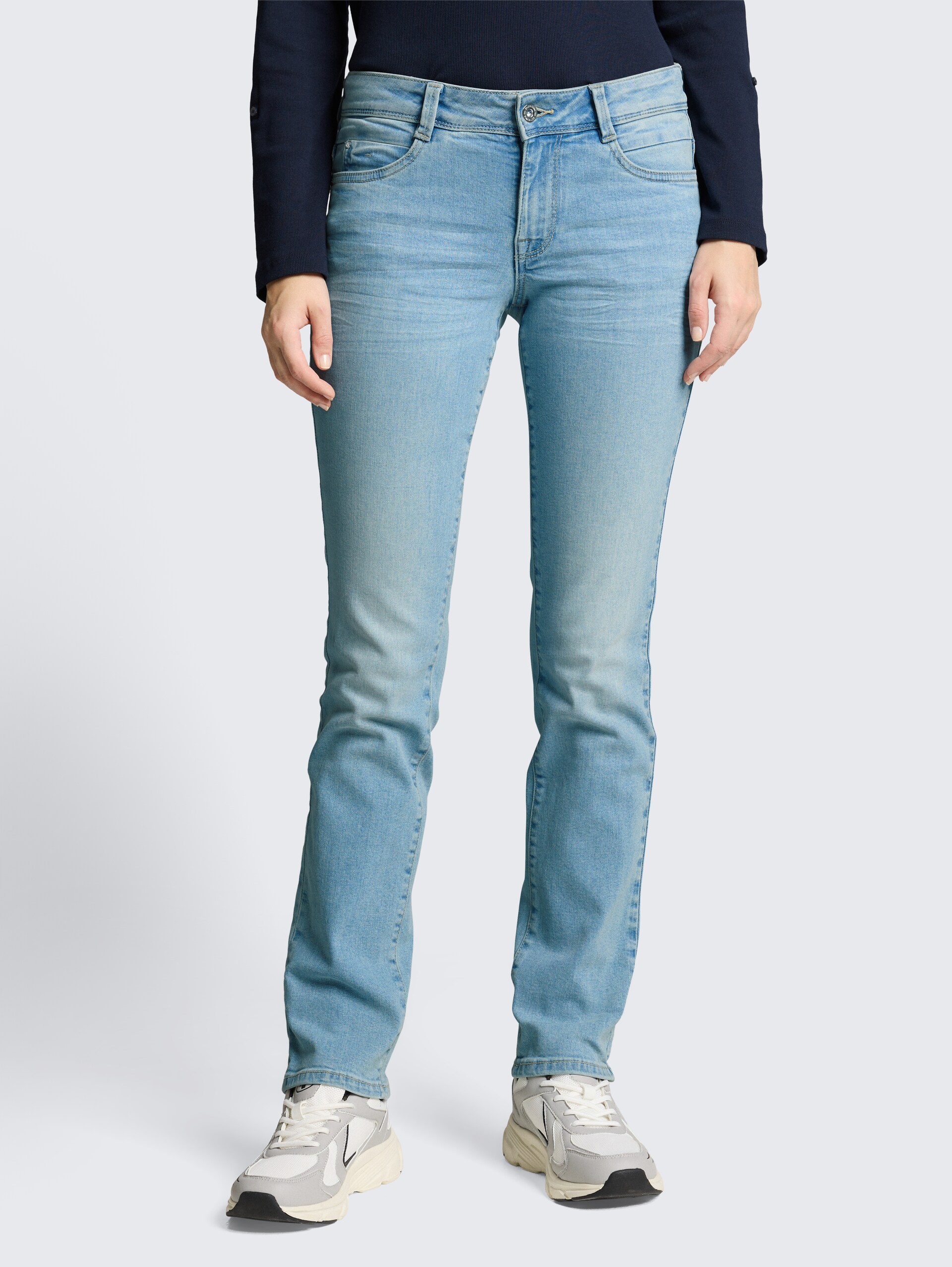 TTLIVA STRAIGHT Jeans - Light Stone Blue Denim - Ausschnitt Model-Vorderansicht
