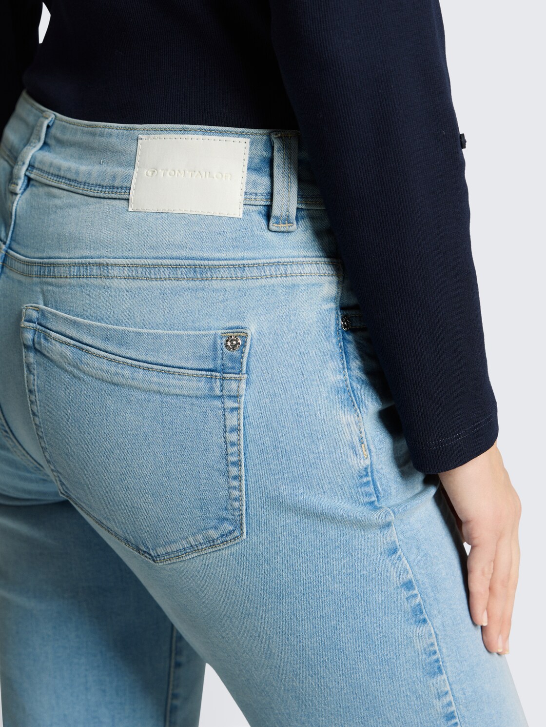 TTLIVA STRAIGHT Jeans - Light Stone Blue Denim - Detail-Model-Ansicht